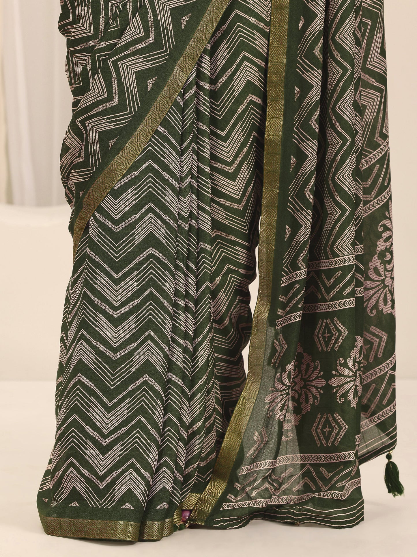 Green Printed Georgette Saree With Unstitched Blouse Piece