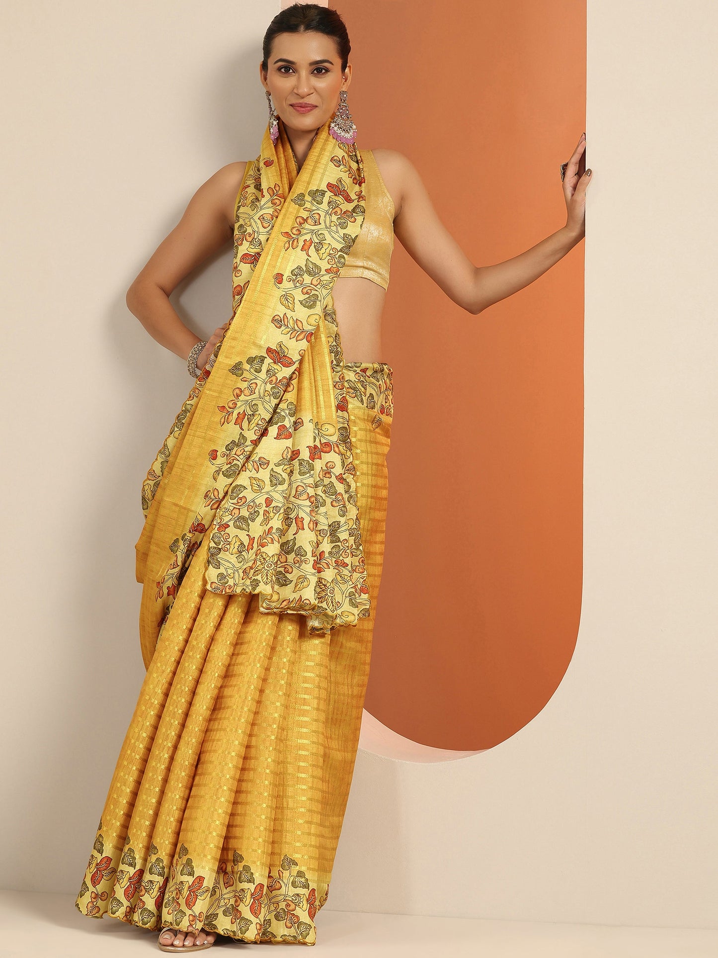 Mustard Printed Silk Blend Saree With Unstitched Blouse Piece
