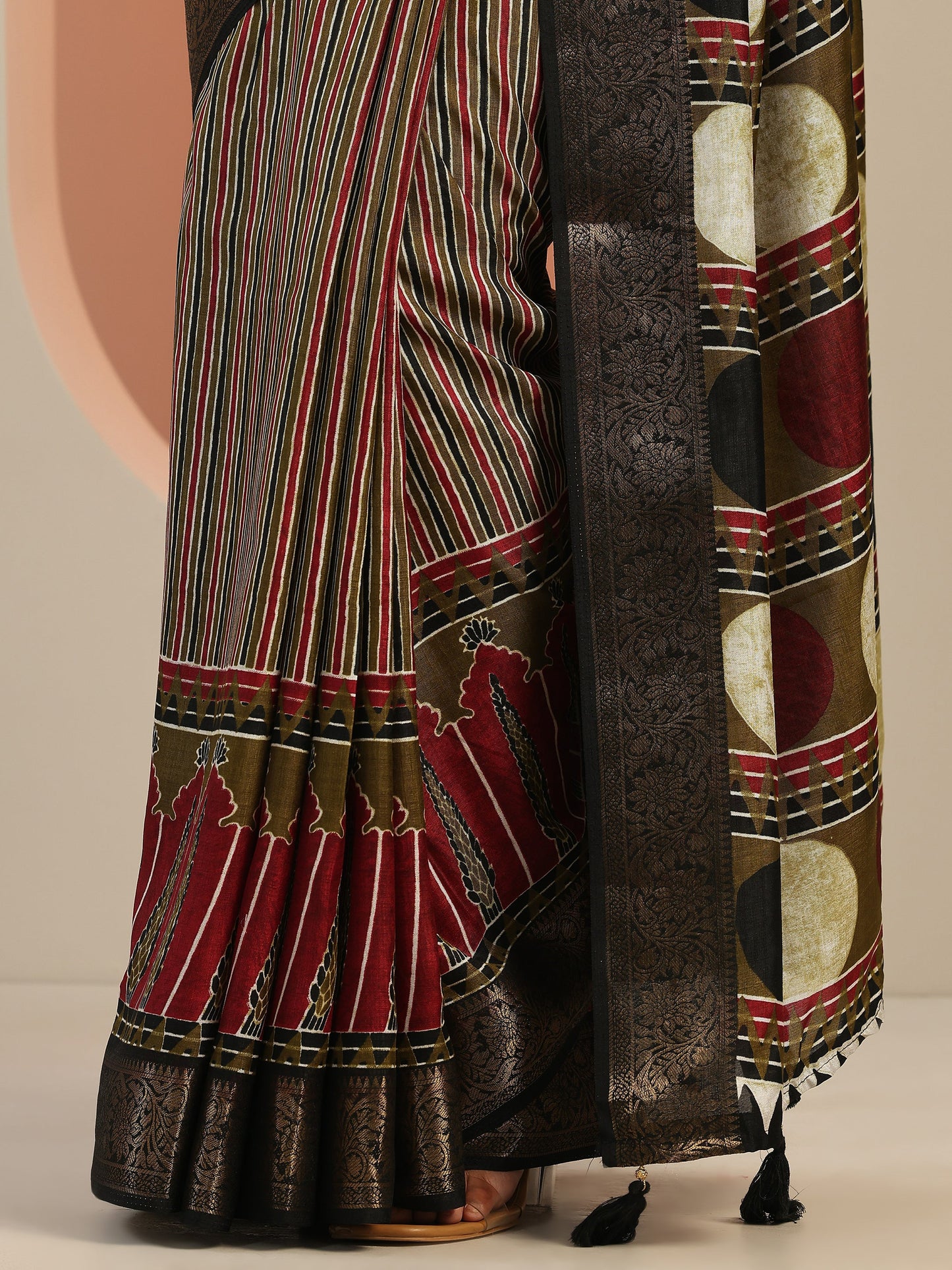 Olive Printed Silk Blend Saree With Unstitched Blouse Piece