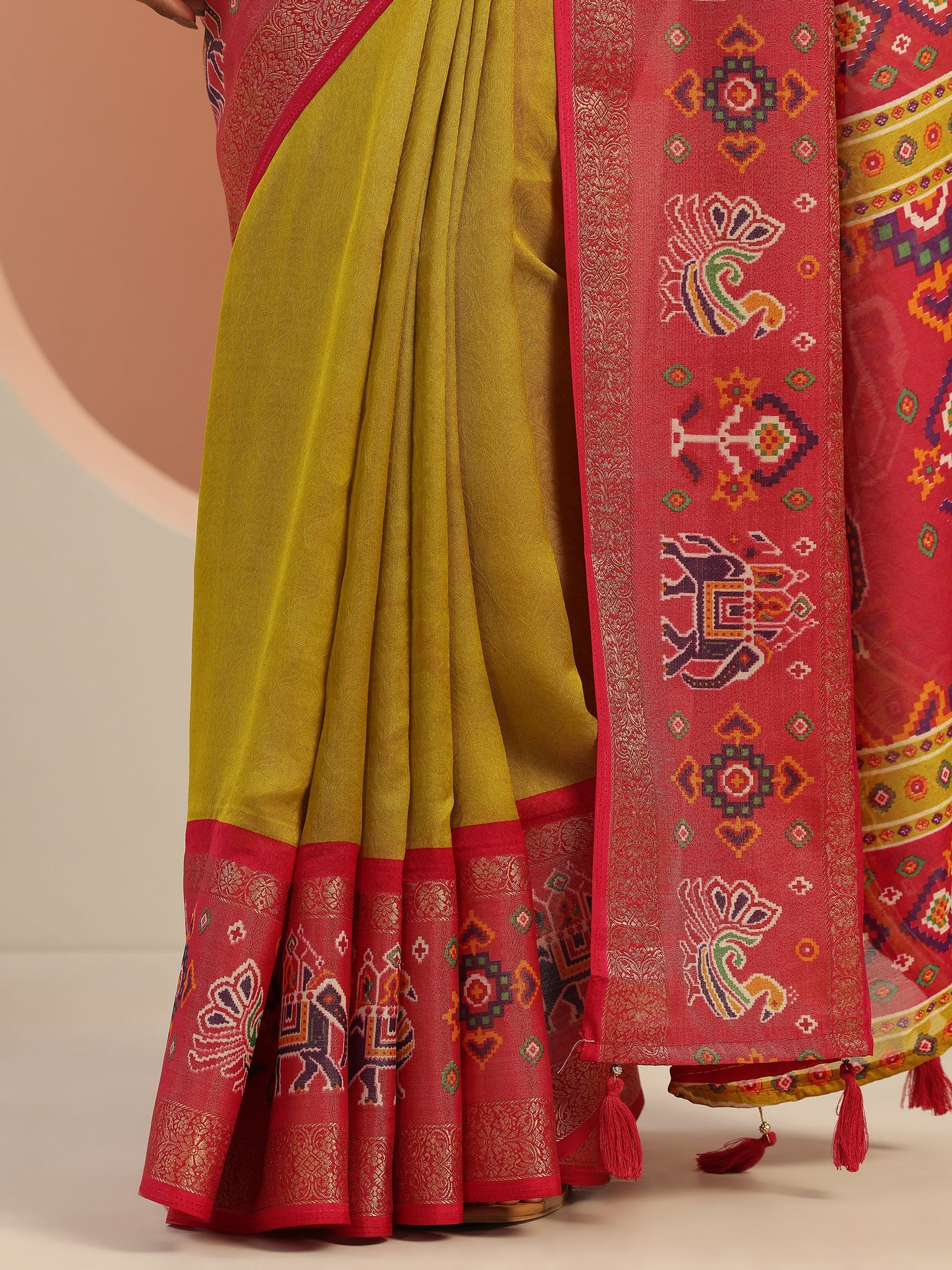 Green Solid Georgette Saree With Unstitched Blouse Piece