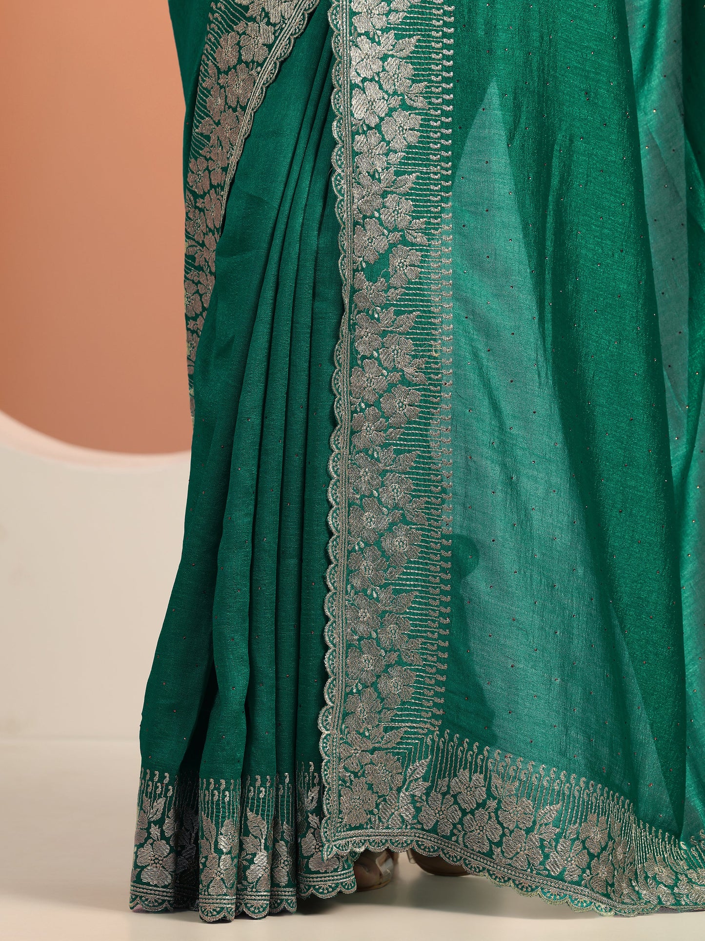 Green Embellished Silk blend Saree With Unstitched Blouse Piece