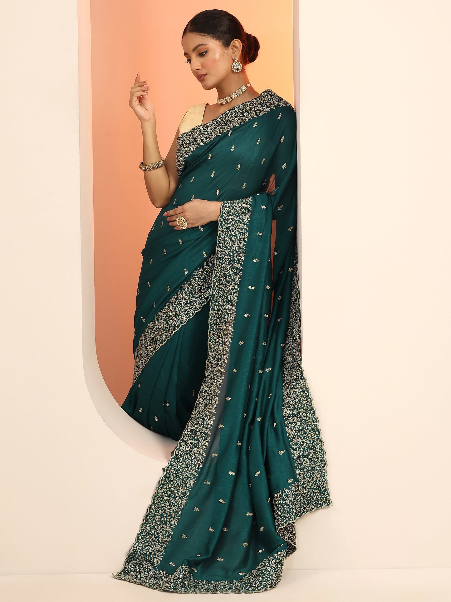 Teal Embroidered Silk Blend Saree With Unstitched Blouse Piece