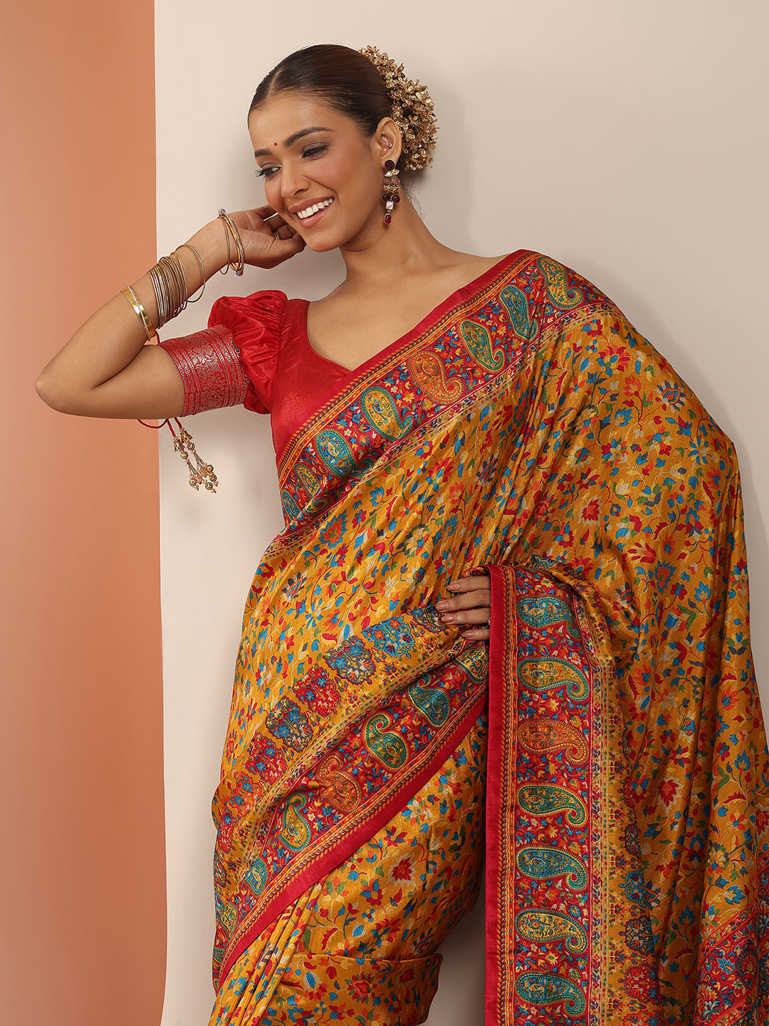 Mustard Printed Silk Blend Saree With Unstitched Blouse Piece