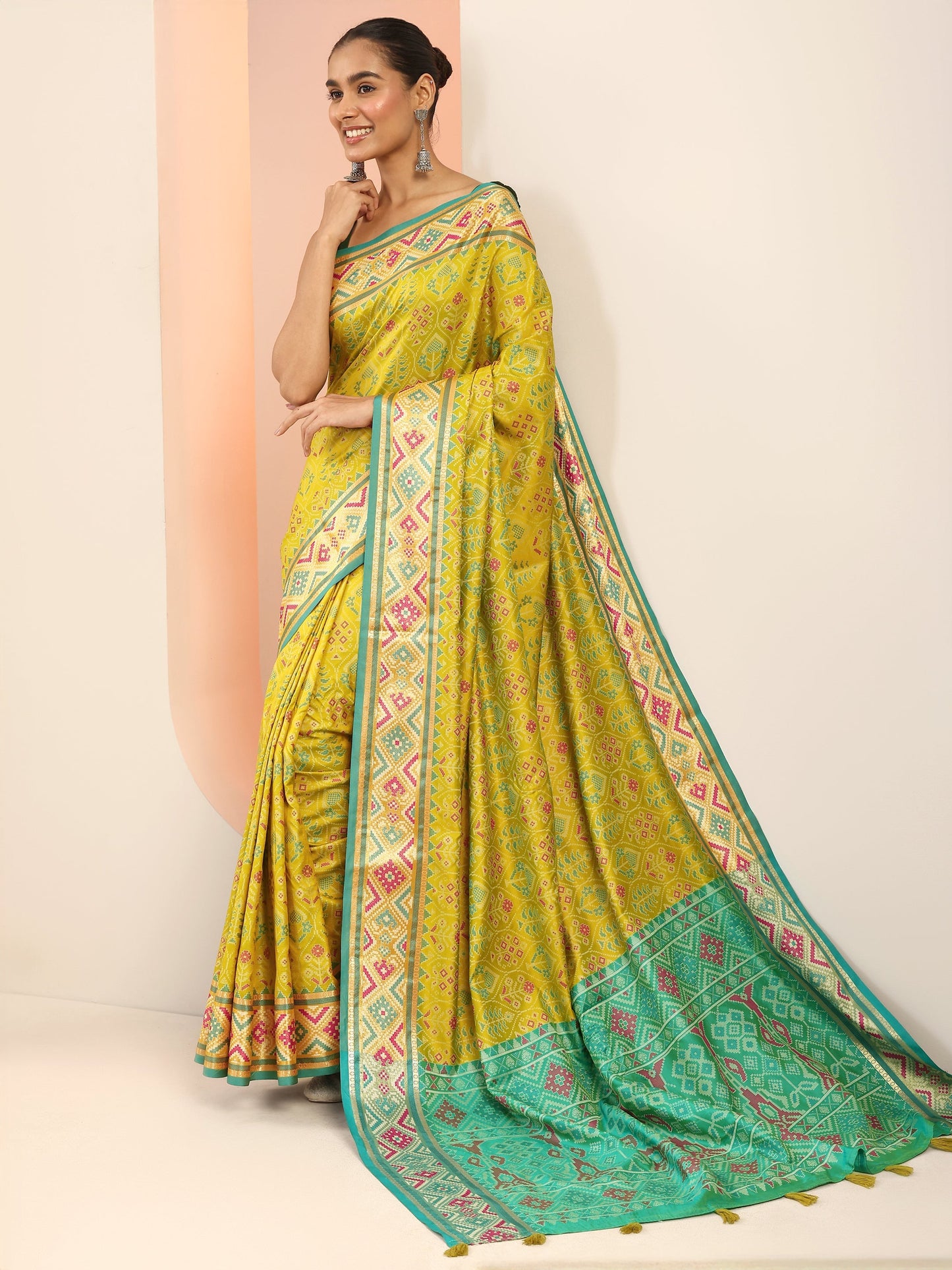 Green Woven Design Silk Saree With Unstitched Blouse Piece
