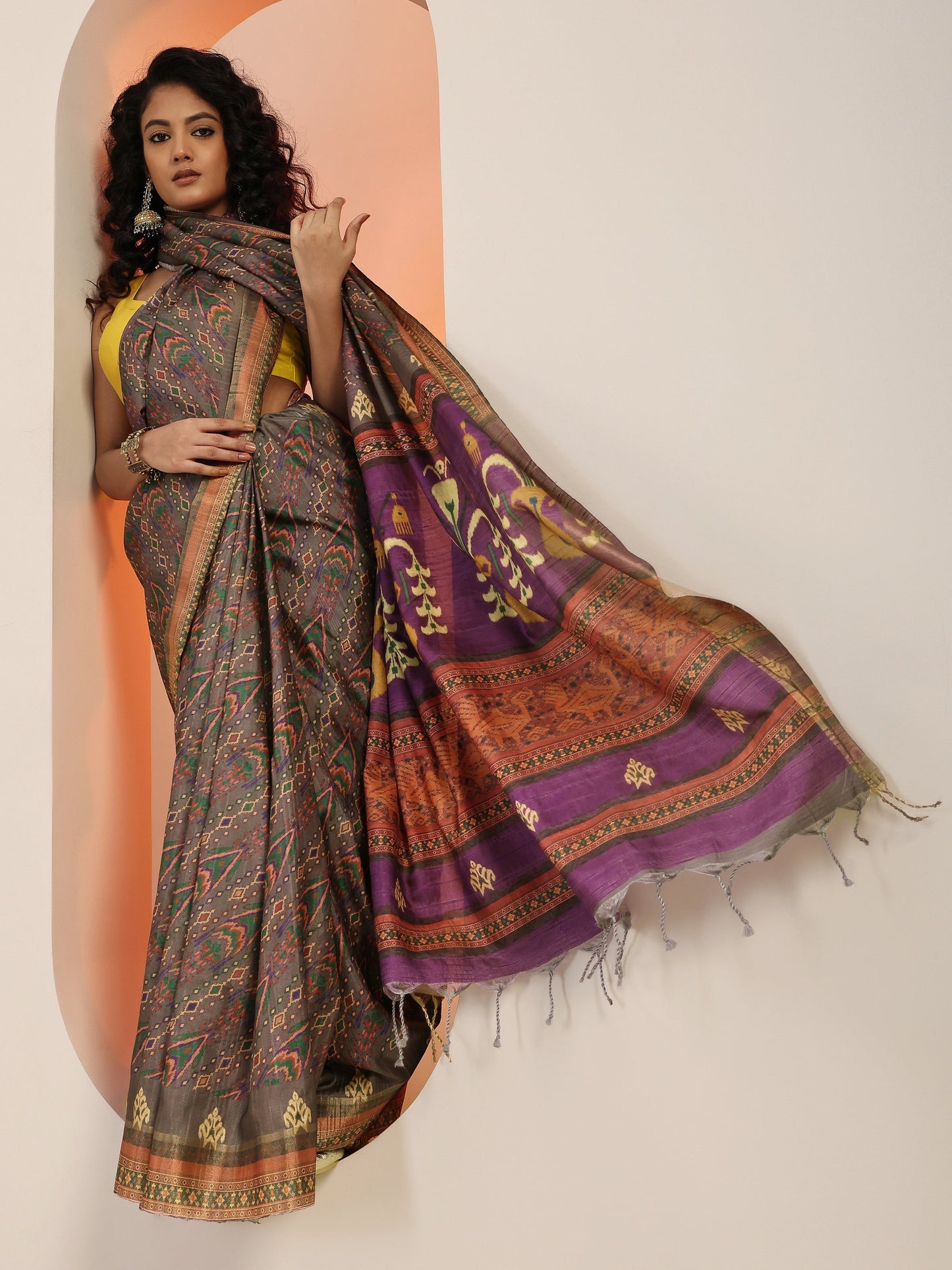 Grey Printed Silk Blend Saree With Unstitched Blouse Piece