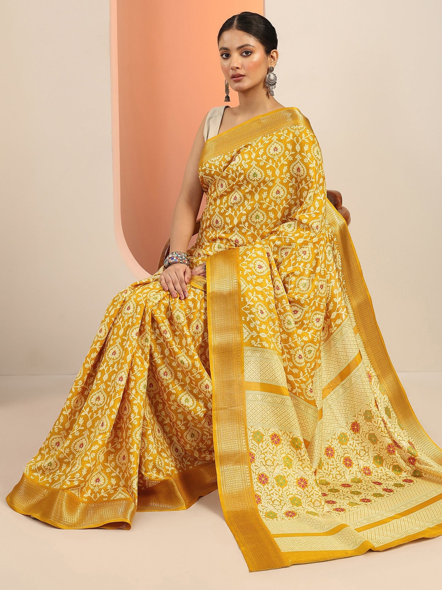 Mustard Printed Silk Blend Saree With Unstitched Blouse Piece