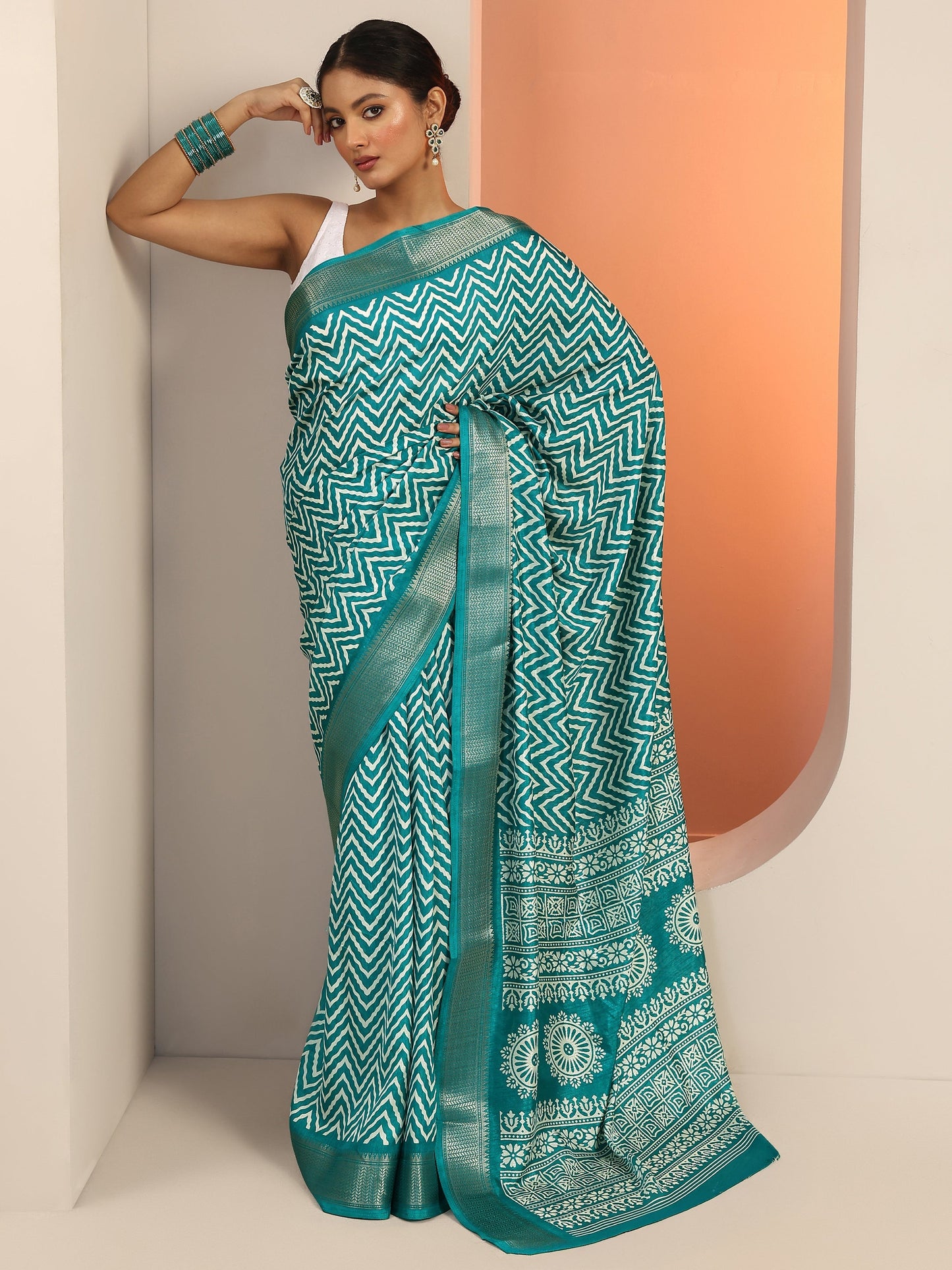 Green Printed Silk Blend Saree With Unstitched Blouse Piece