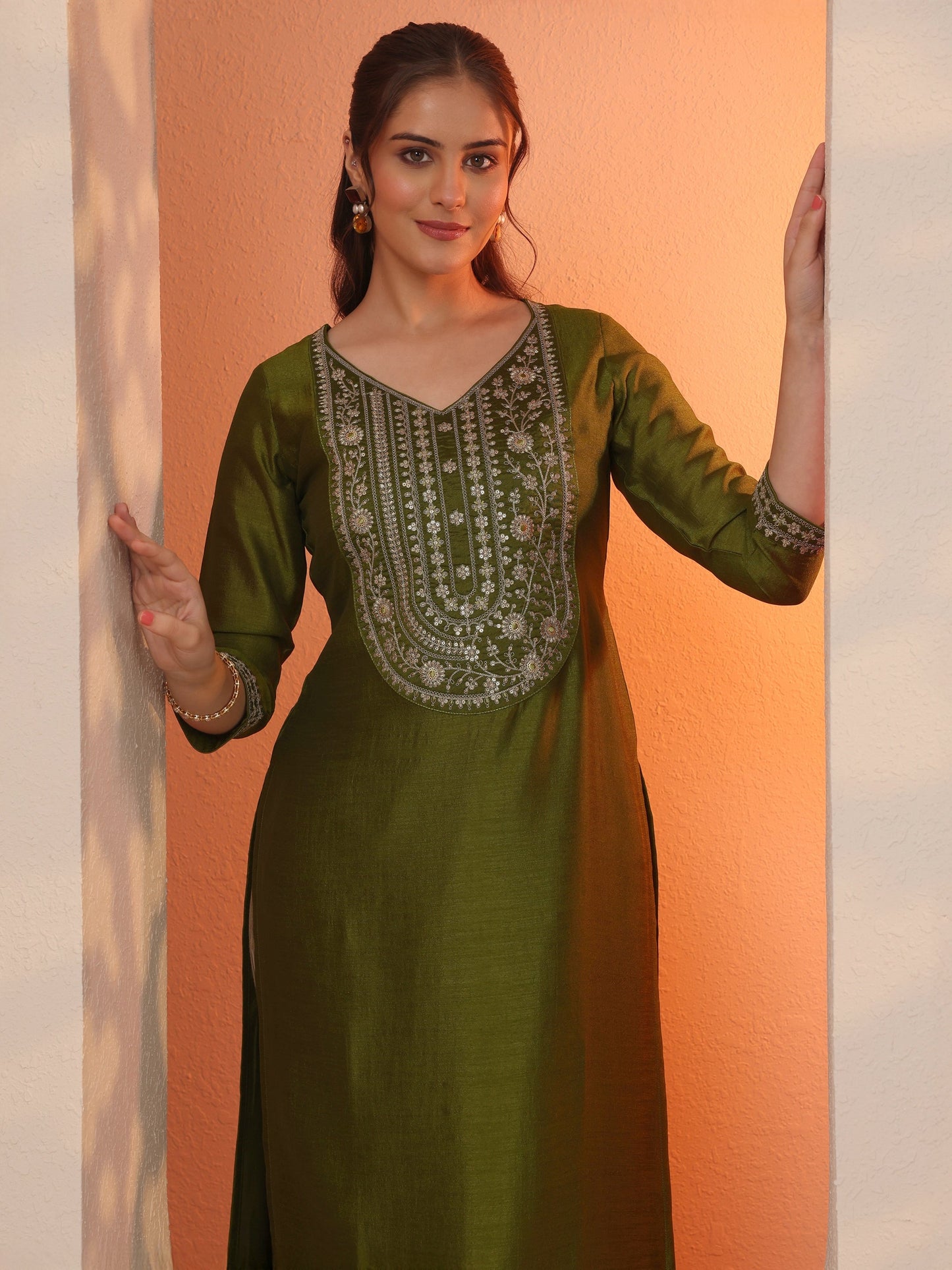 Green Embroidered Silk Blend Straight Kurta