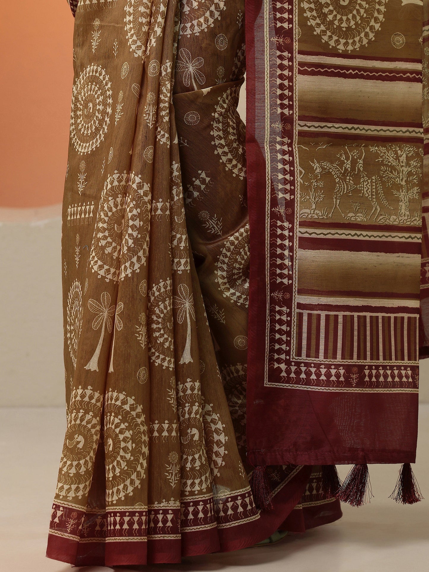 Mustard Printed Silk Blend Saree With Unstitched Blouse Piece