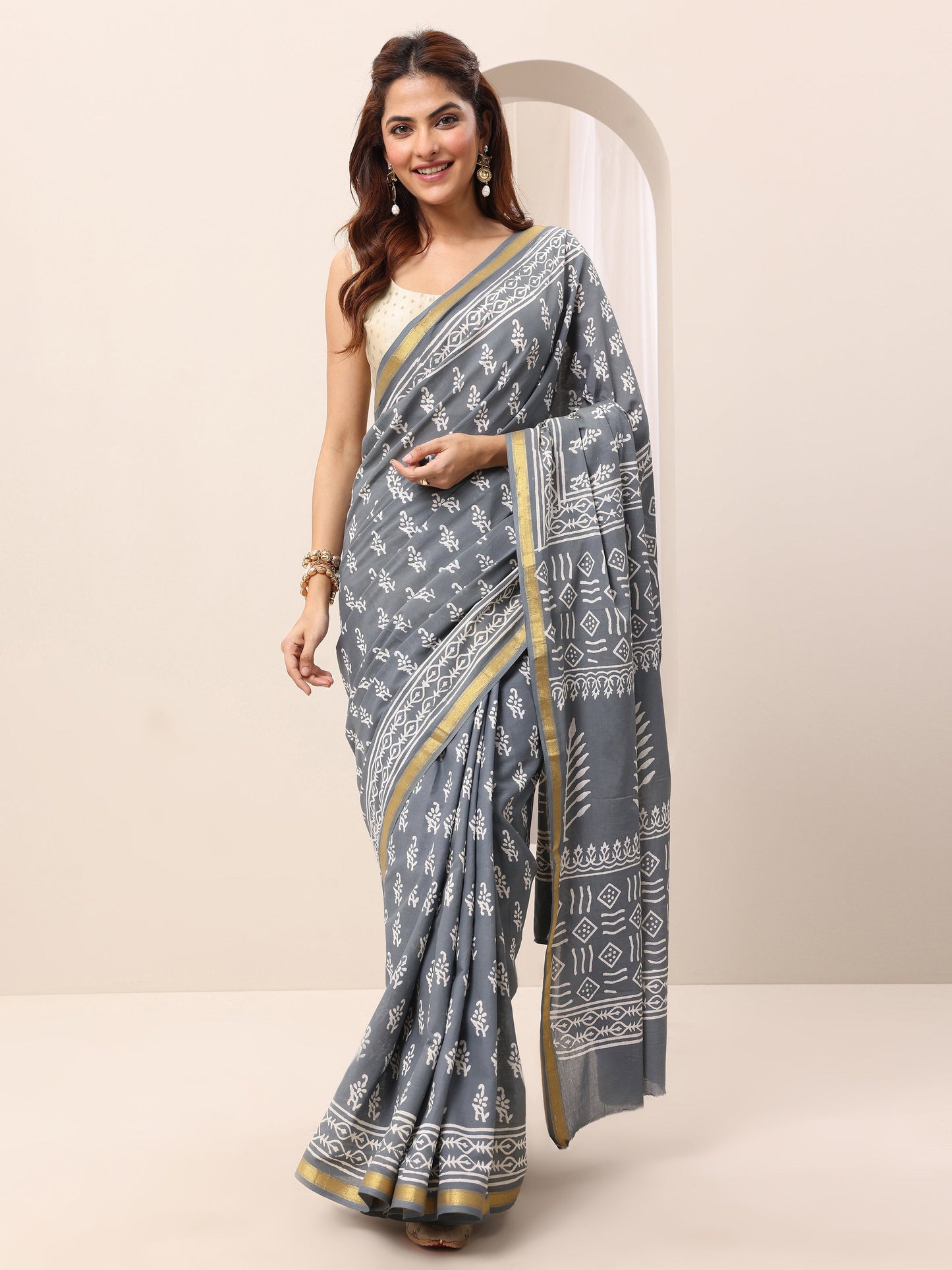 Grey Printed Cotton Saree With Unstitched Blouse