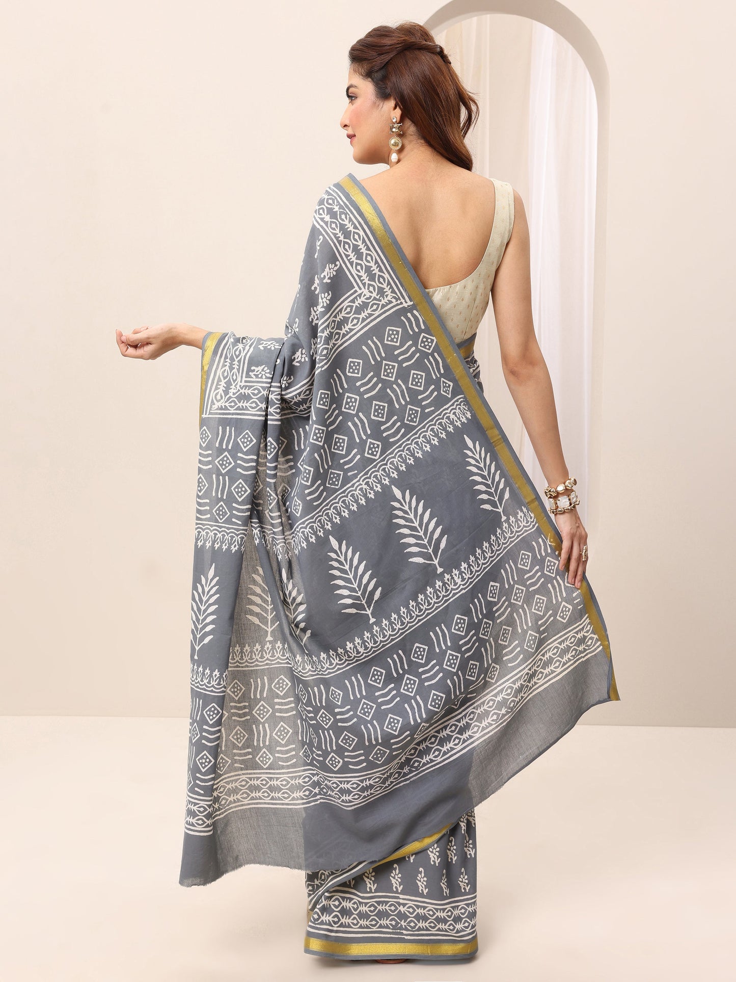 Grey Printed Cotton Saree With Unstitched Blouse