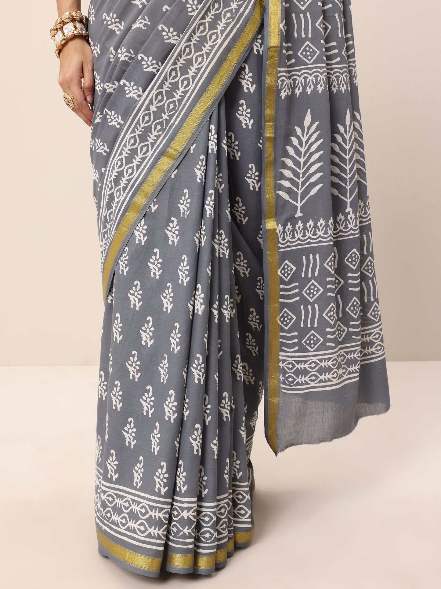 Grey Printed Cotton Saree With Unstitched Blouse
