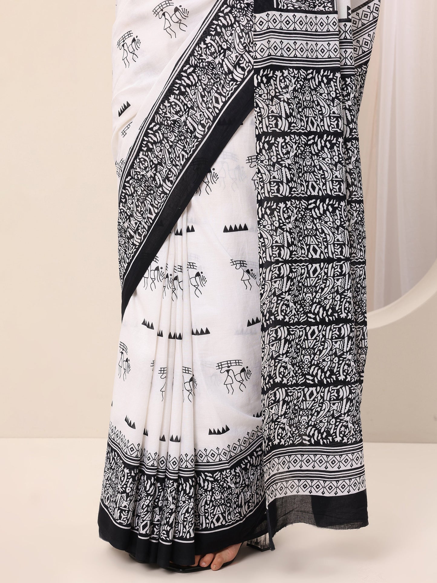 White Printed Cotton Saree With Unstitched Blouse Piece
