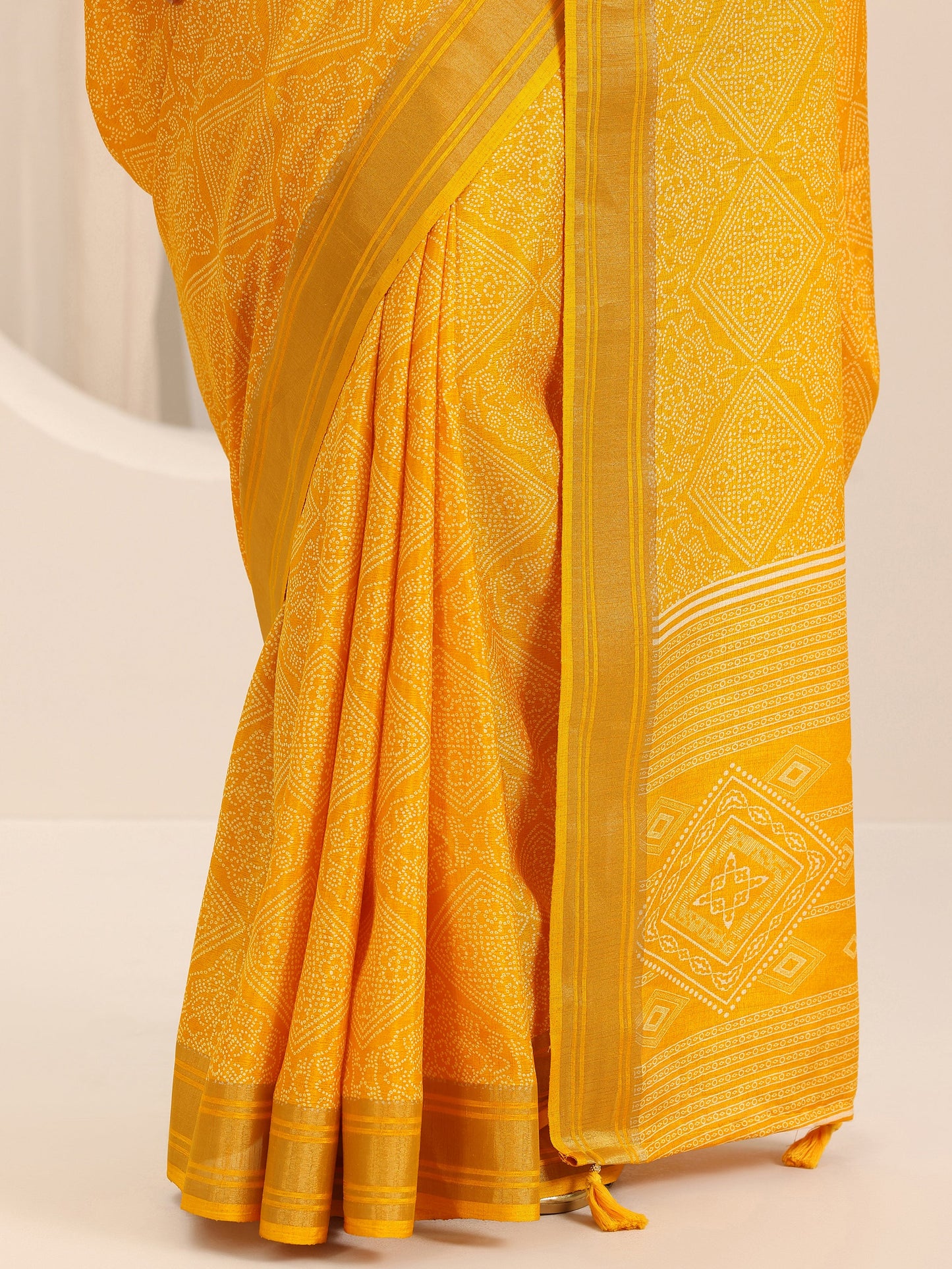 Yellow Printed Silk Blend Saree With Unstitched Blouse Piece