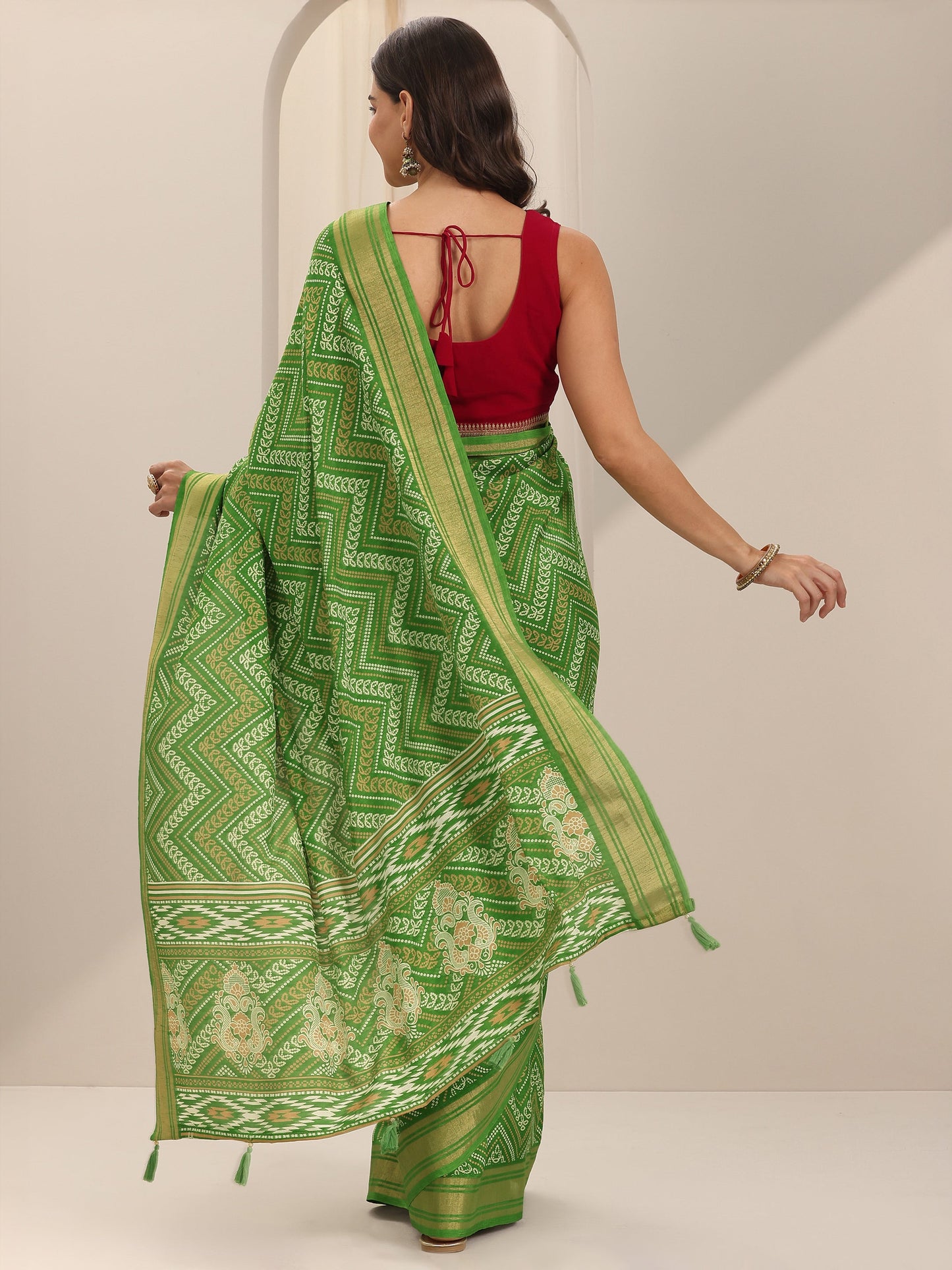 Green Printed Silk Blend Saree With Unstitched Blouse Piece