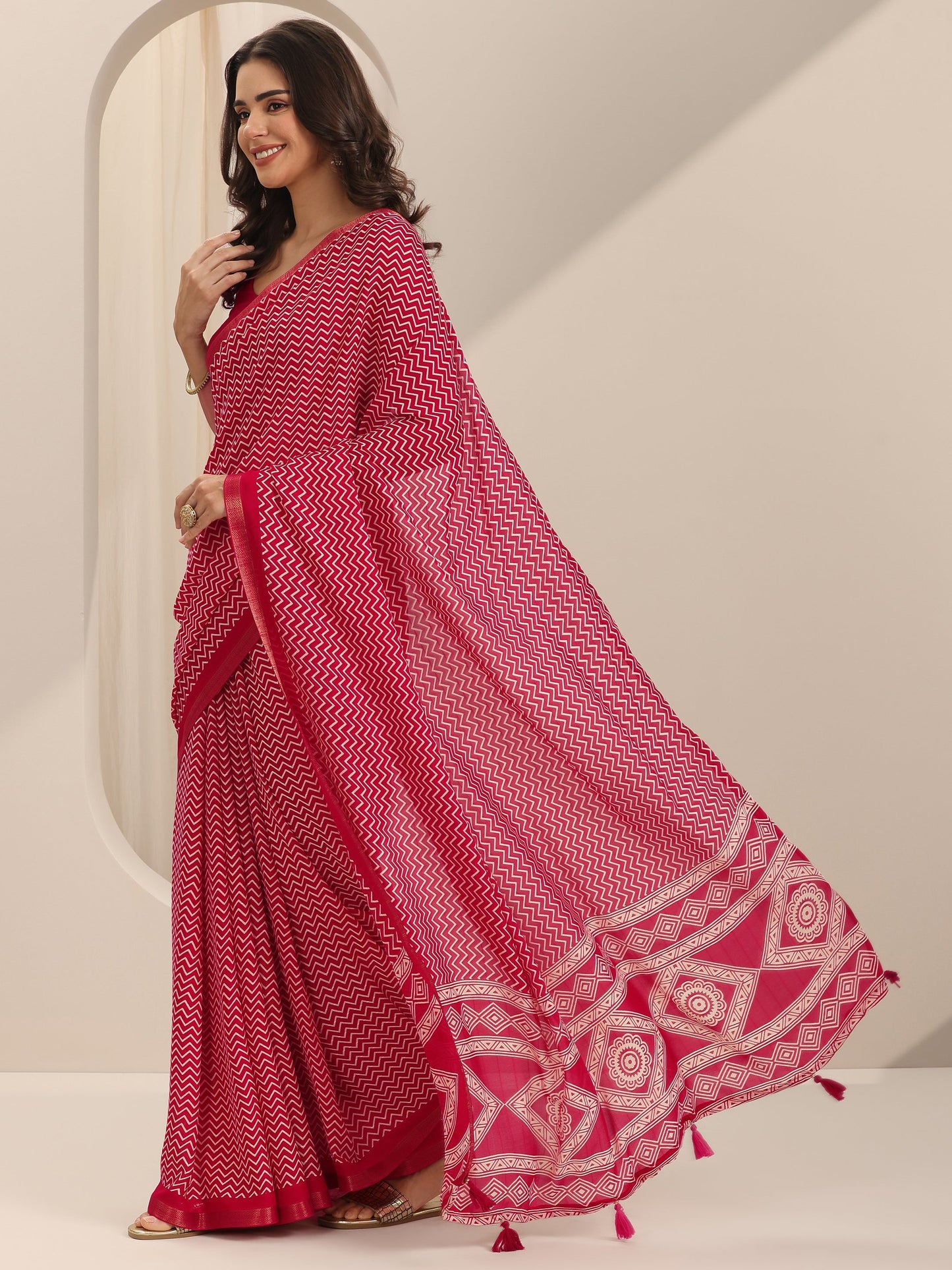 Red Printed Georgette Saree With Unstitched Blouse Piece