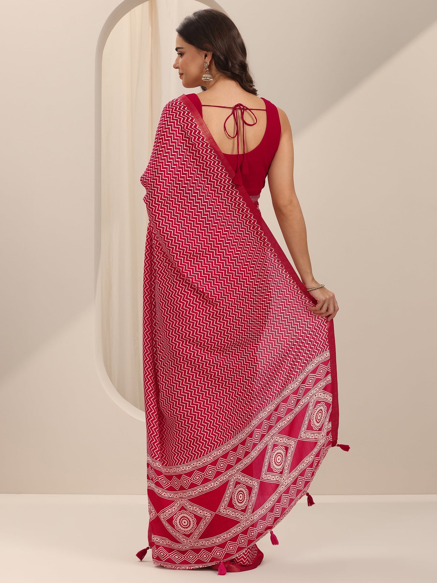 Red Printed Georgette Saree With Unstitched Blouse Piece
