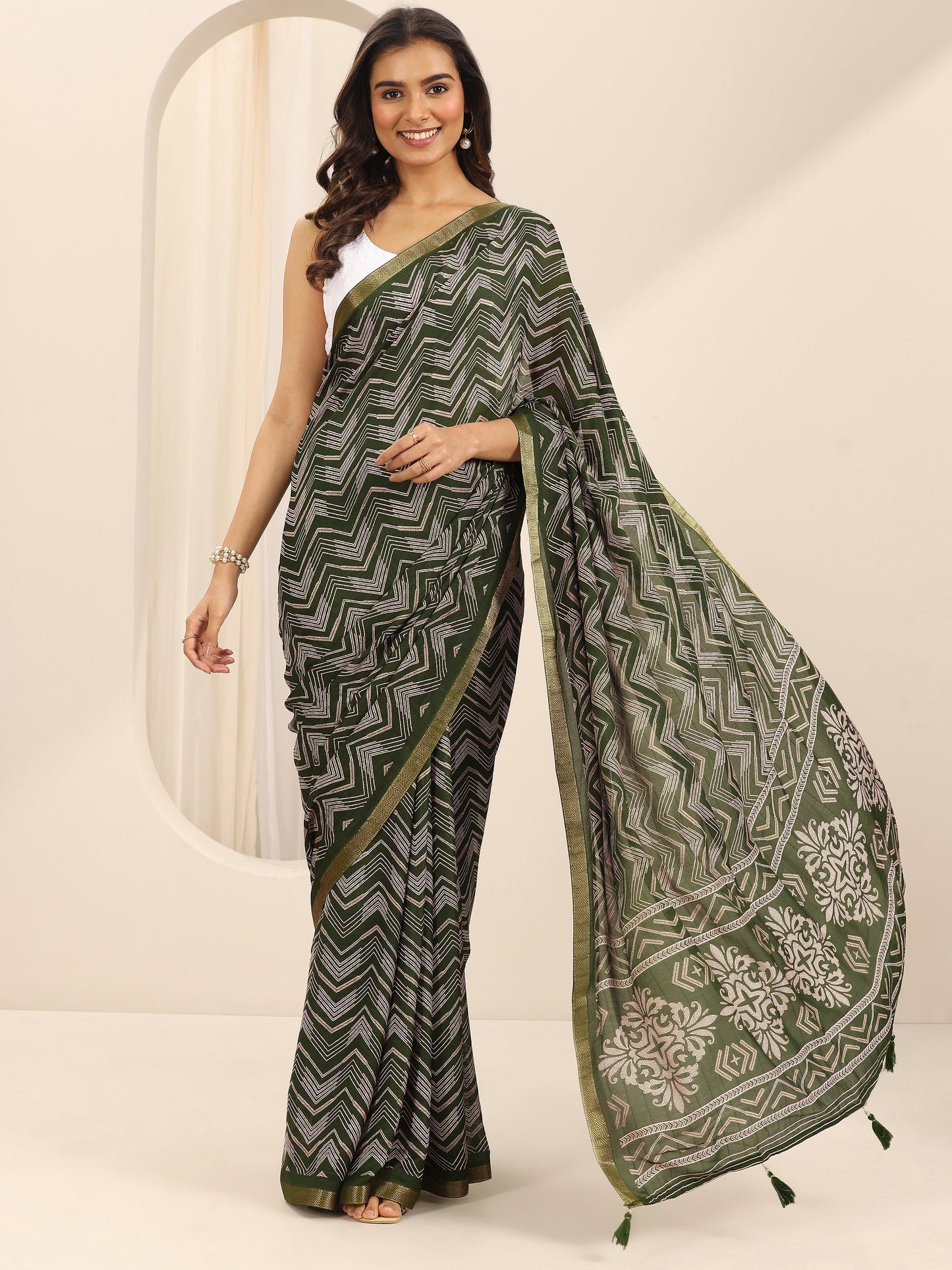 Green Printed Georgette Saree With Unstitched Blouse Piece