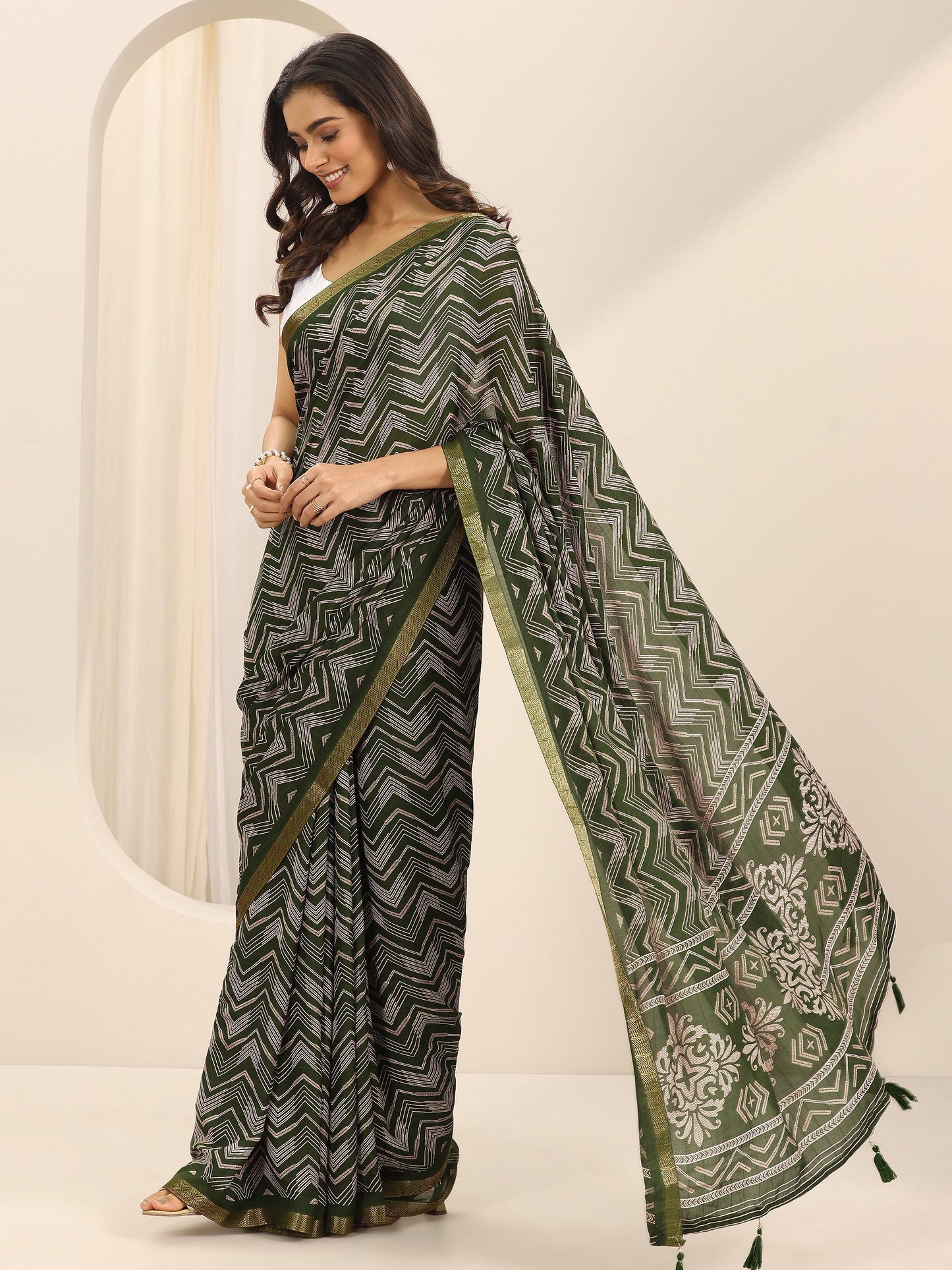 Green Printed Georgette Saree With Unstitched Blouse Piece