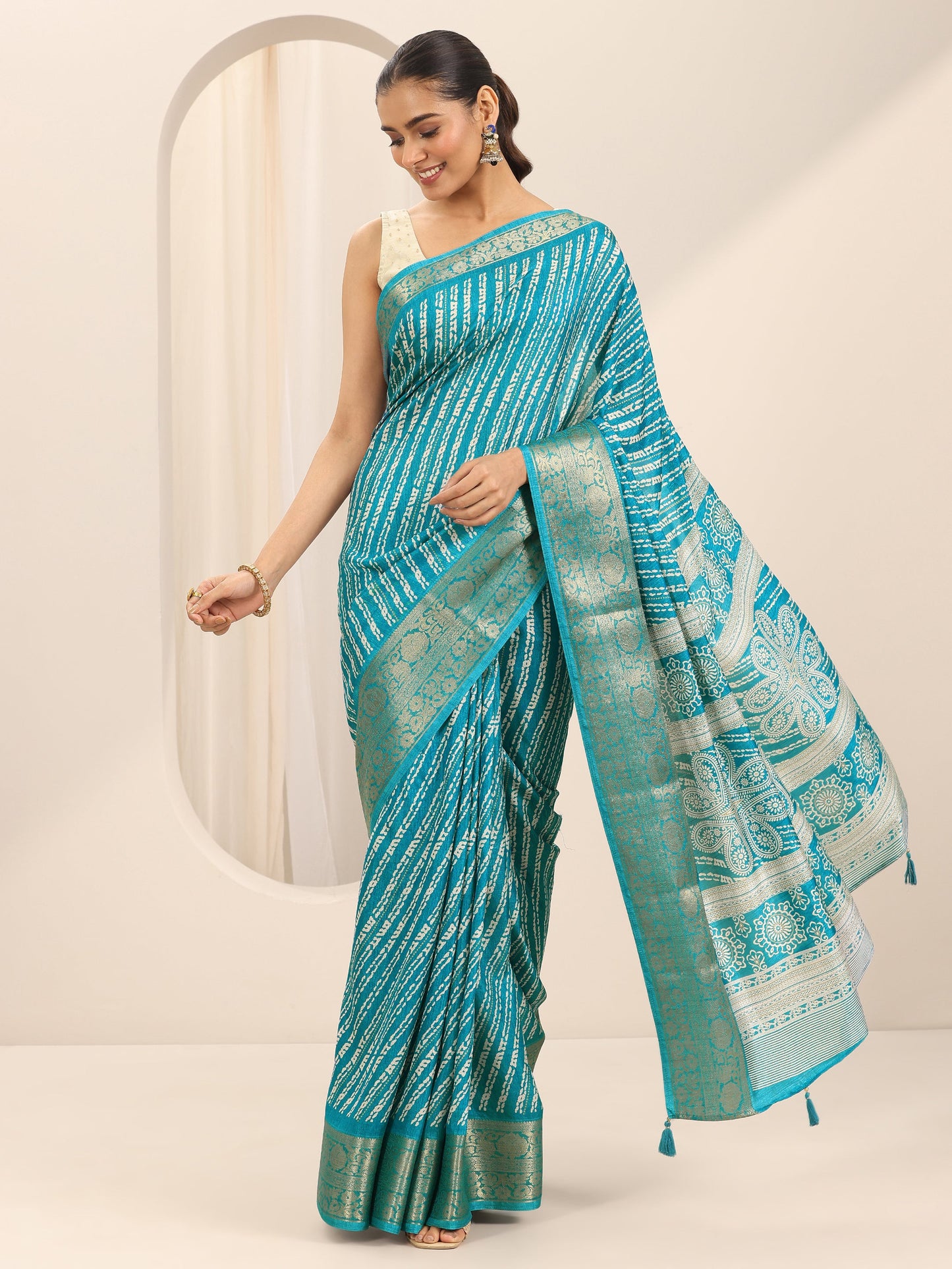 Turquoise Printed Silk Blend Saree With Unstitched Blouse Piece