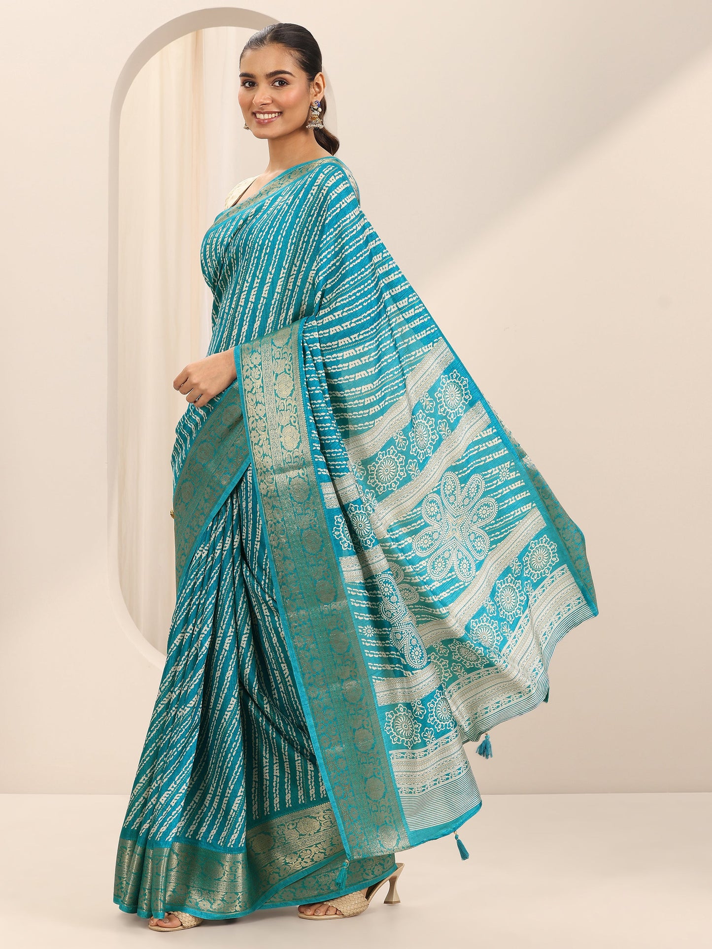 Turquoise Printed Silk Blend Saree With Unstitched Blouse Piece