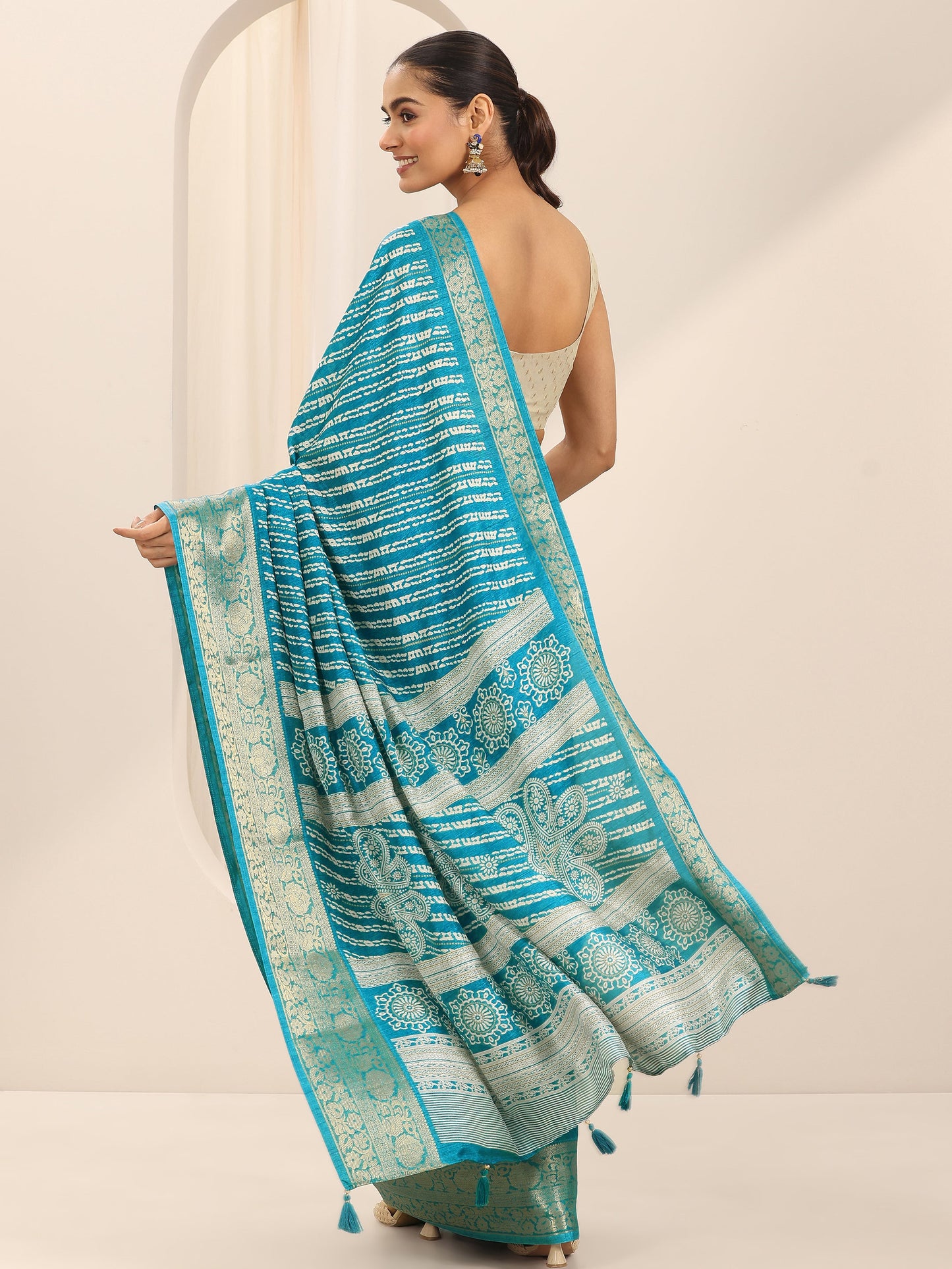Turquoise Printed Silk Blend Saree With Unstitched Blouse Piece