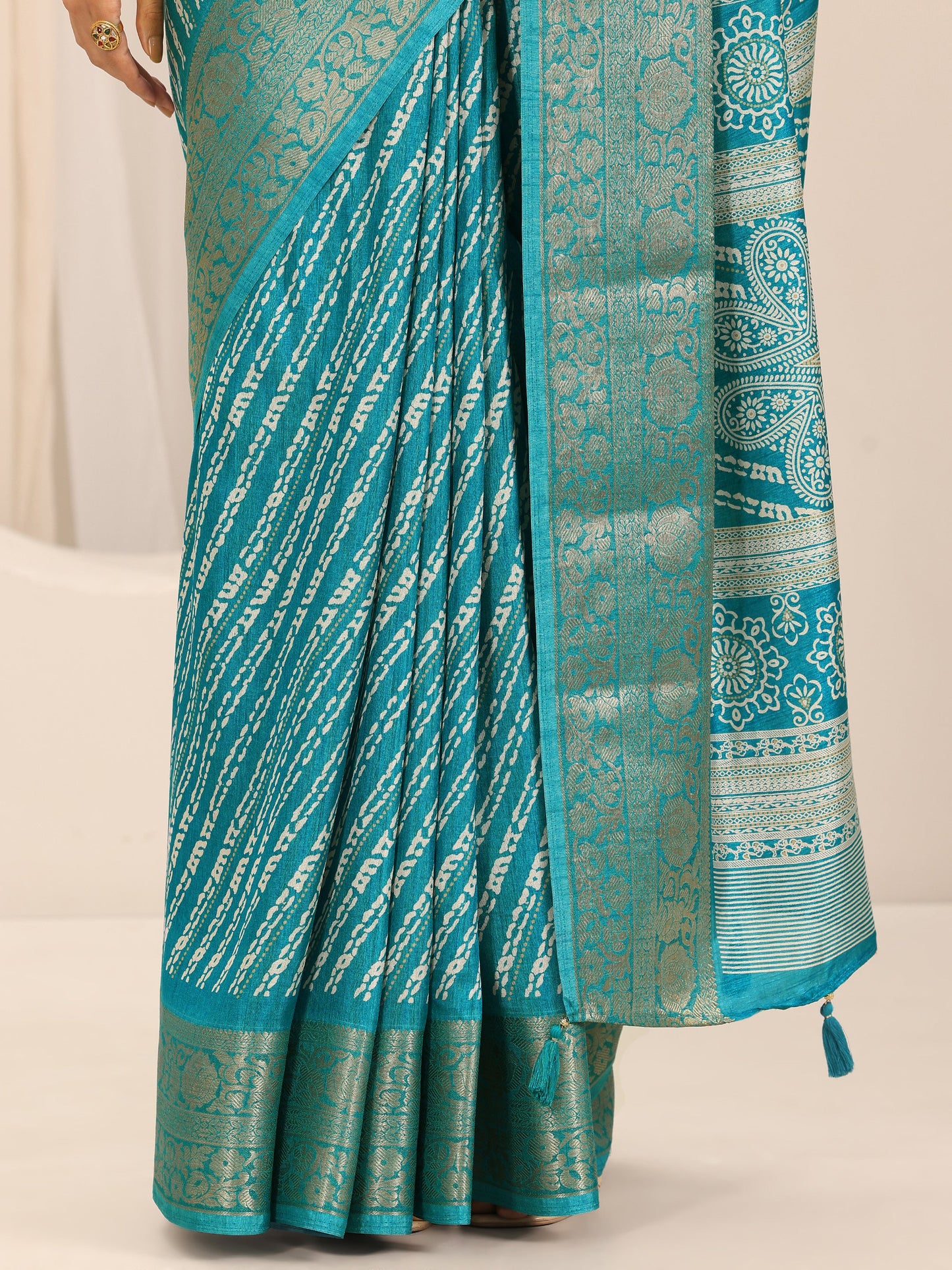 Turquoise Printed Silk Blend Saree With Unstitched Blouse Piece