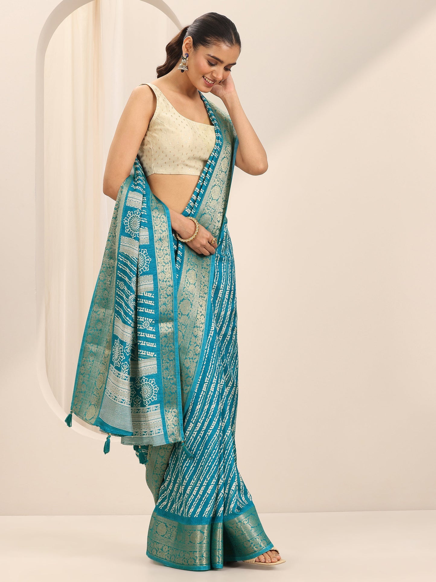 Turquoise Printed Silk Blend Saree With Unstitched Blouse Piece