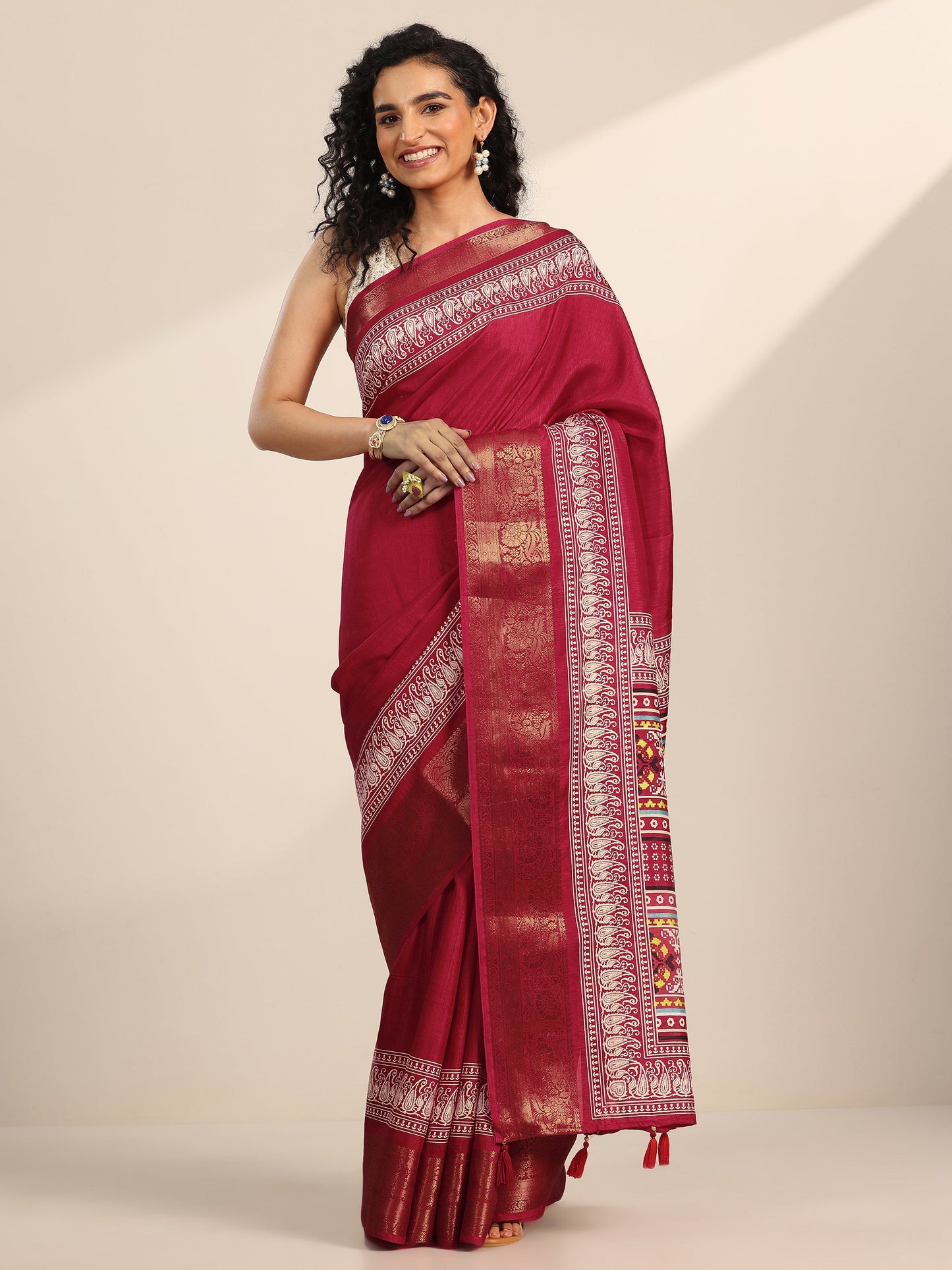 Red Solid Silk Blend Saree With Unstitched Blouse Piece