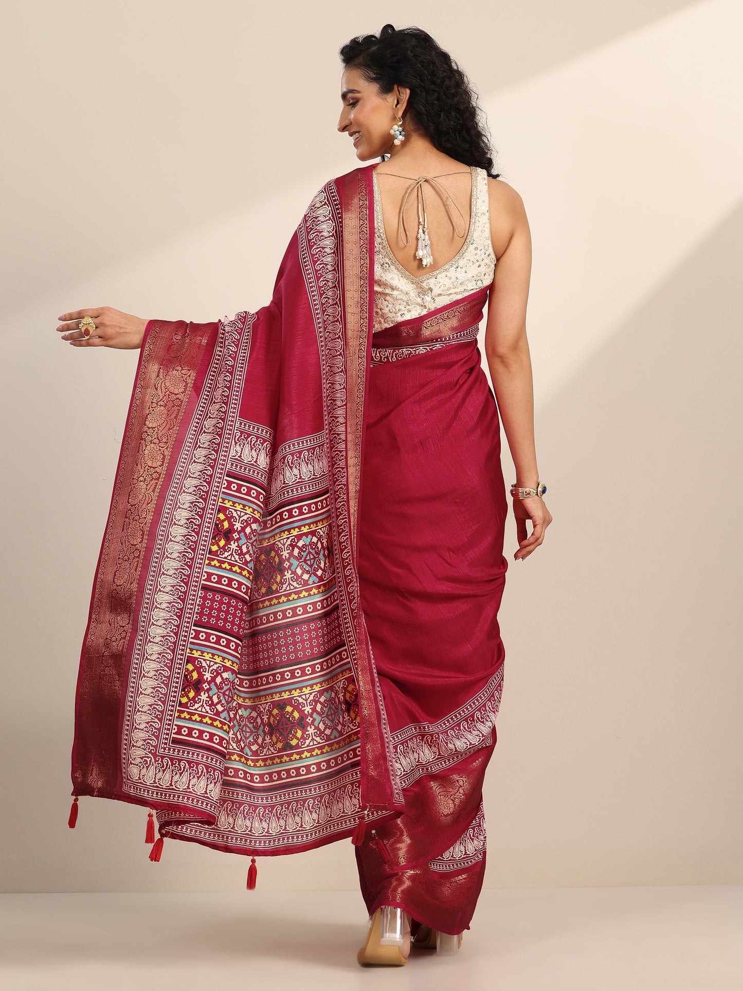 Red Solid Silk Blend Saree With Unstitched Blouse Piece