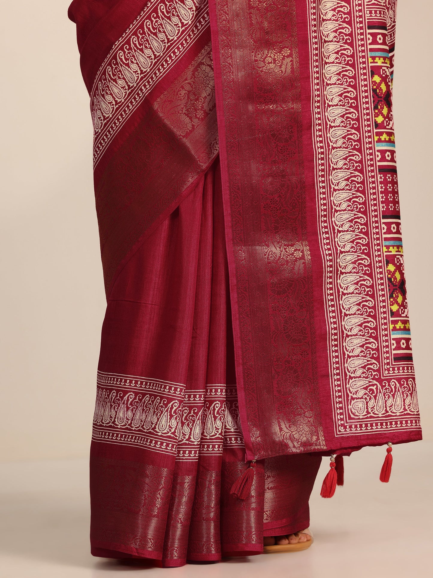 Red Solid Silk Blend Saree With Unstitched Blouse Piece