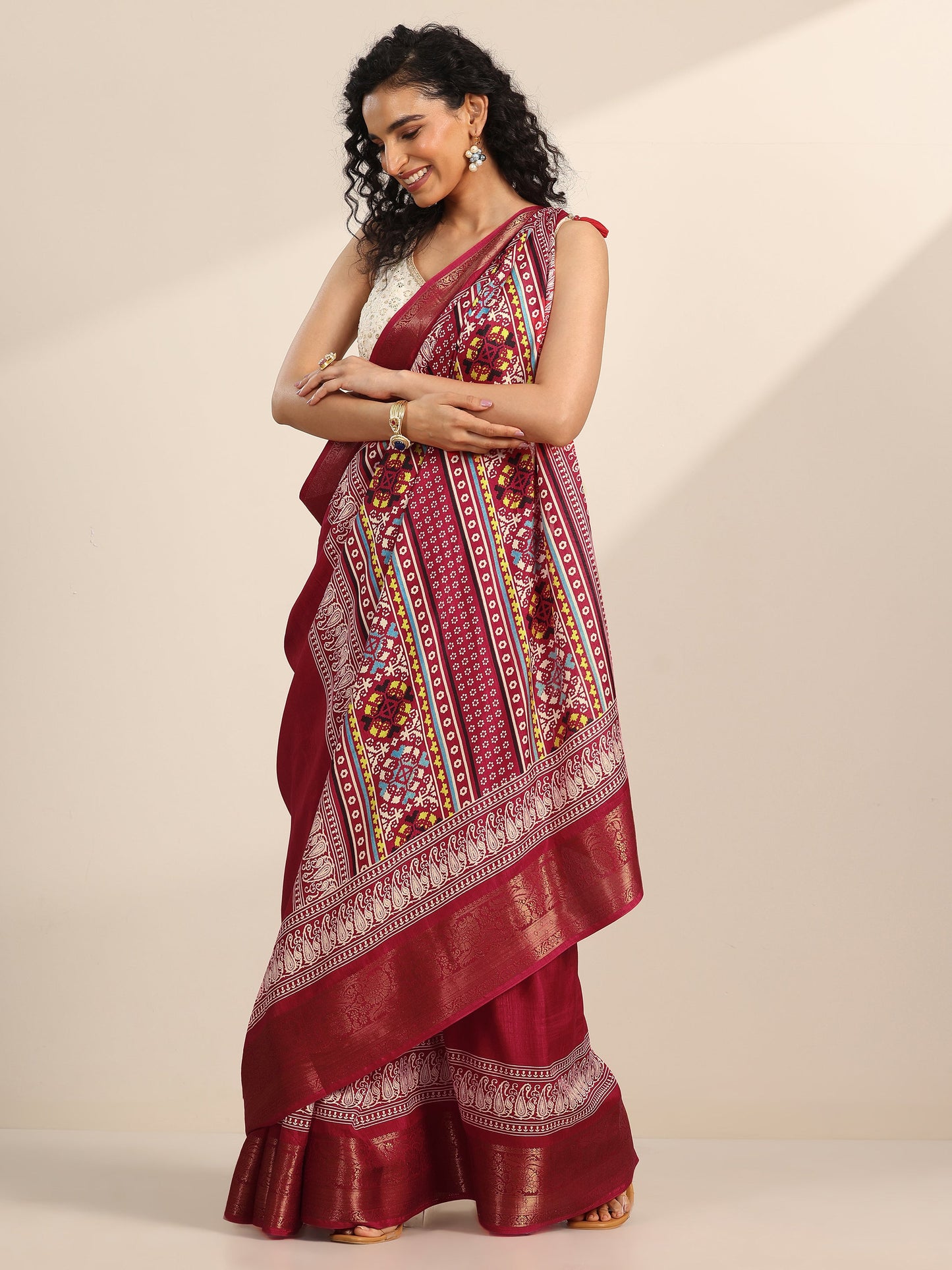 Red Solid Silk Blend Saree With Unstitched Blouse Piece