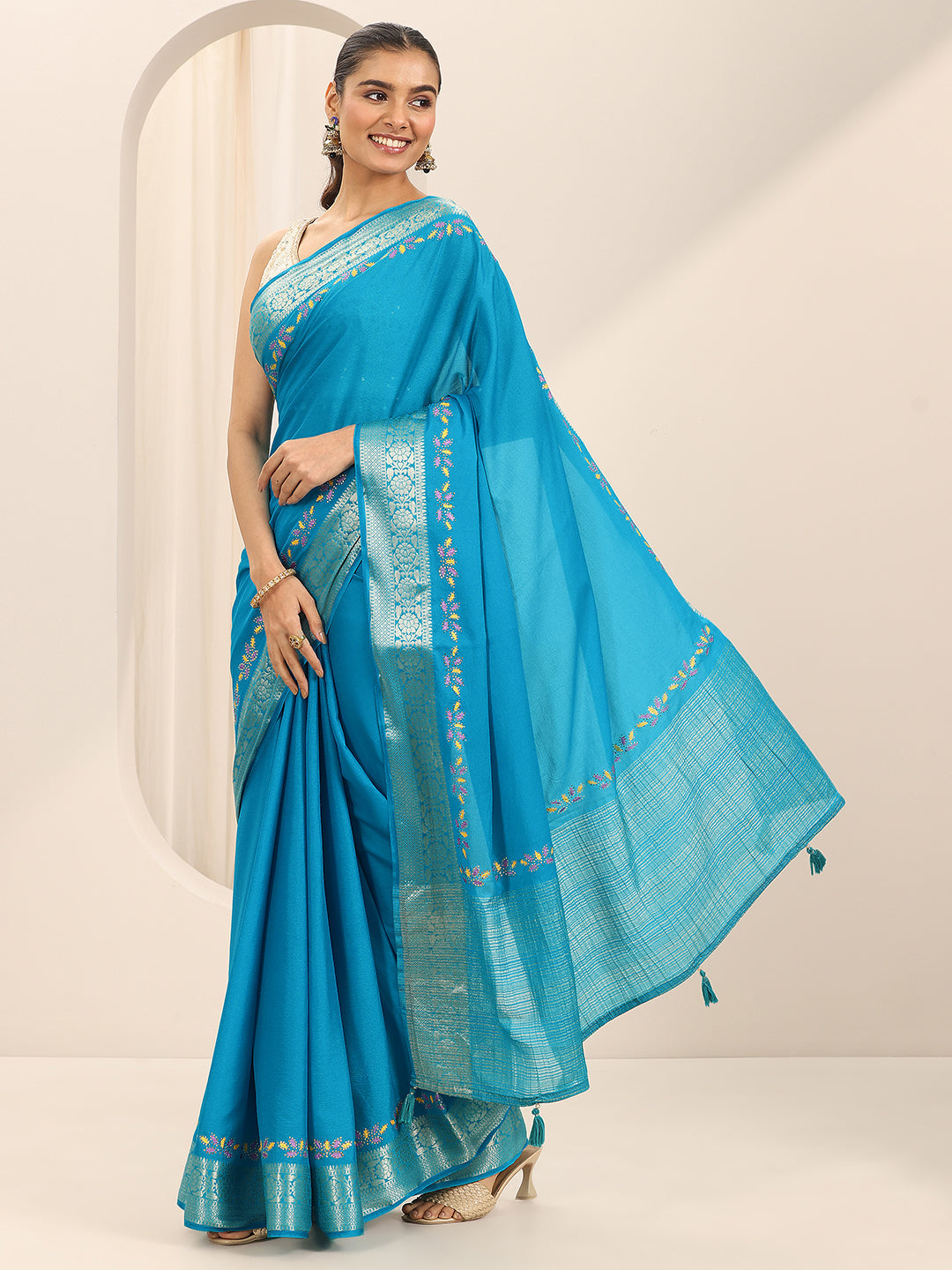 Turquoise Solid Crepe Saree With Unstitched Blouse Piece