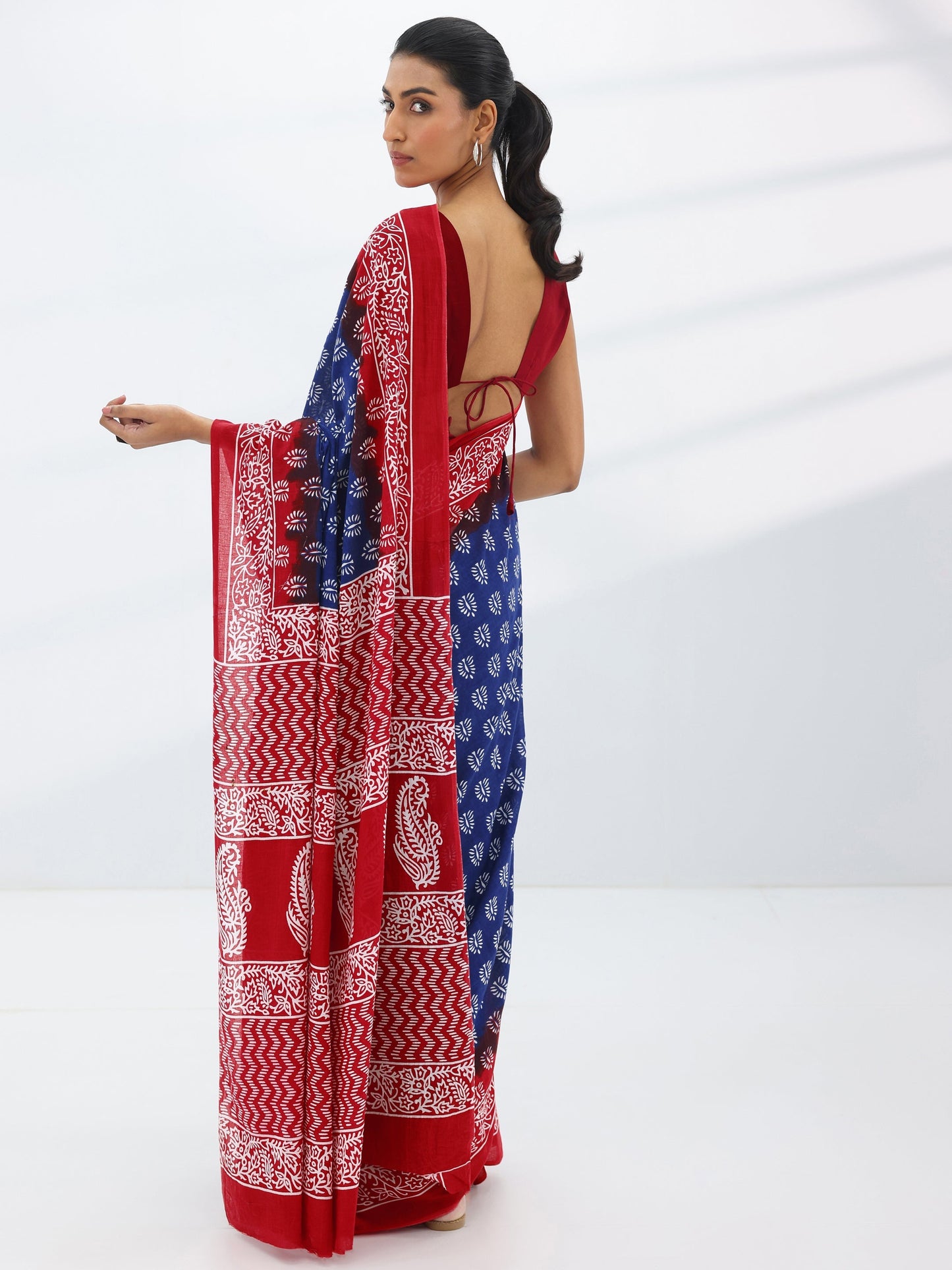 Navy Blue Printed Cotton Saree With Unstitched Blouse Piece