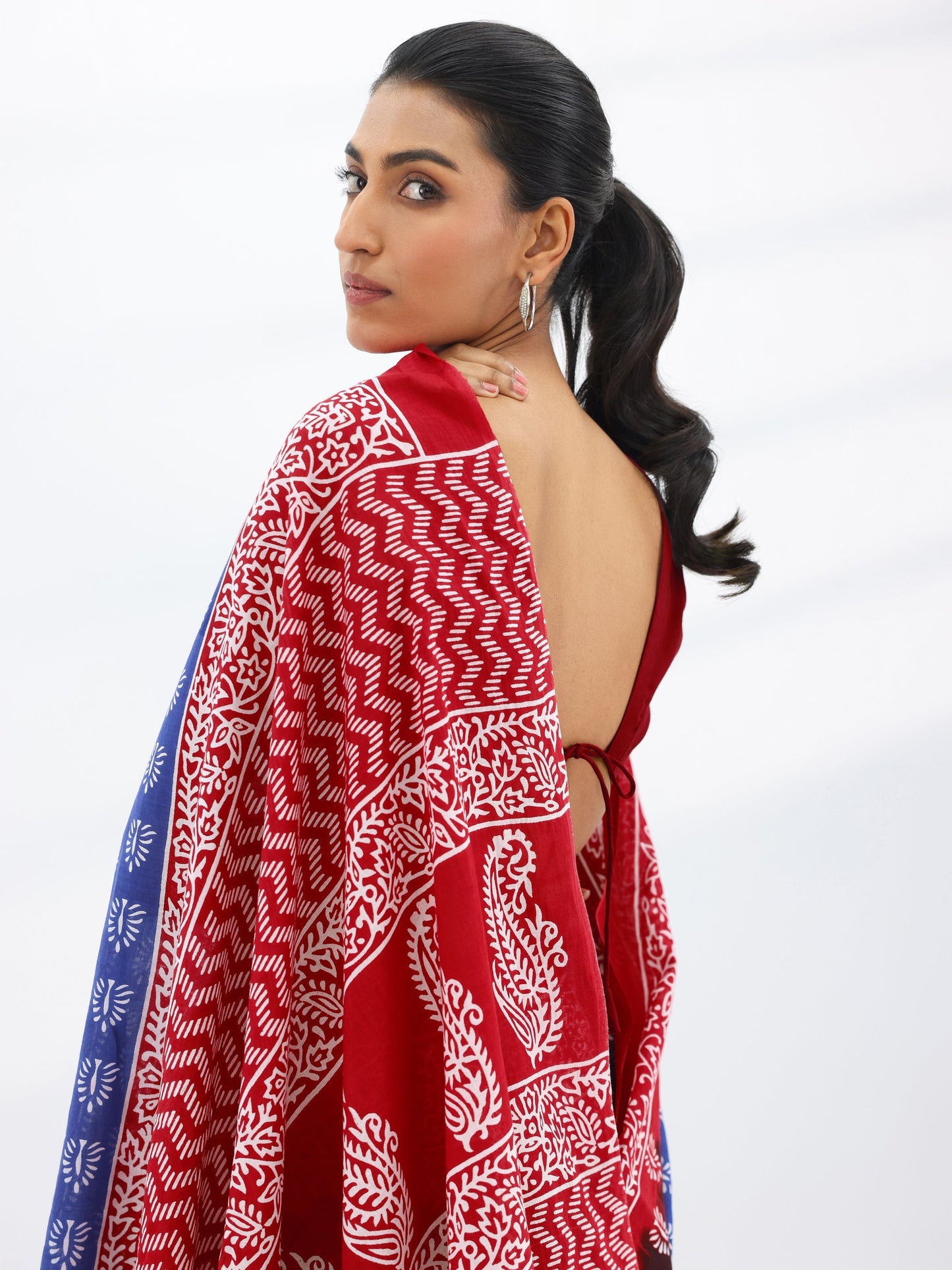 Navy Blue Printed Cotton Saree With Unstitched Blouse Piece