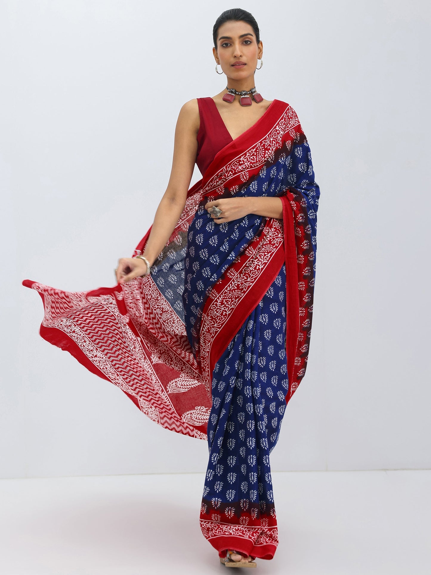 Navy Blue Printed Cotton Saree With Unstitched Blouse Piece