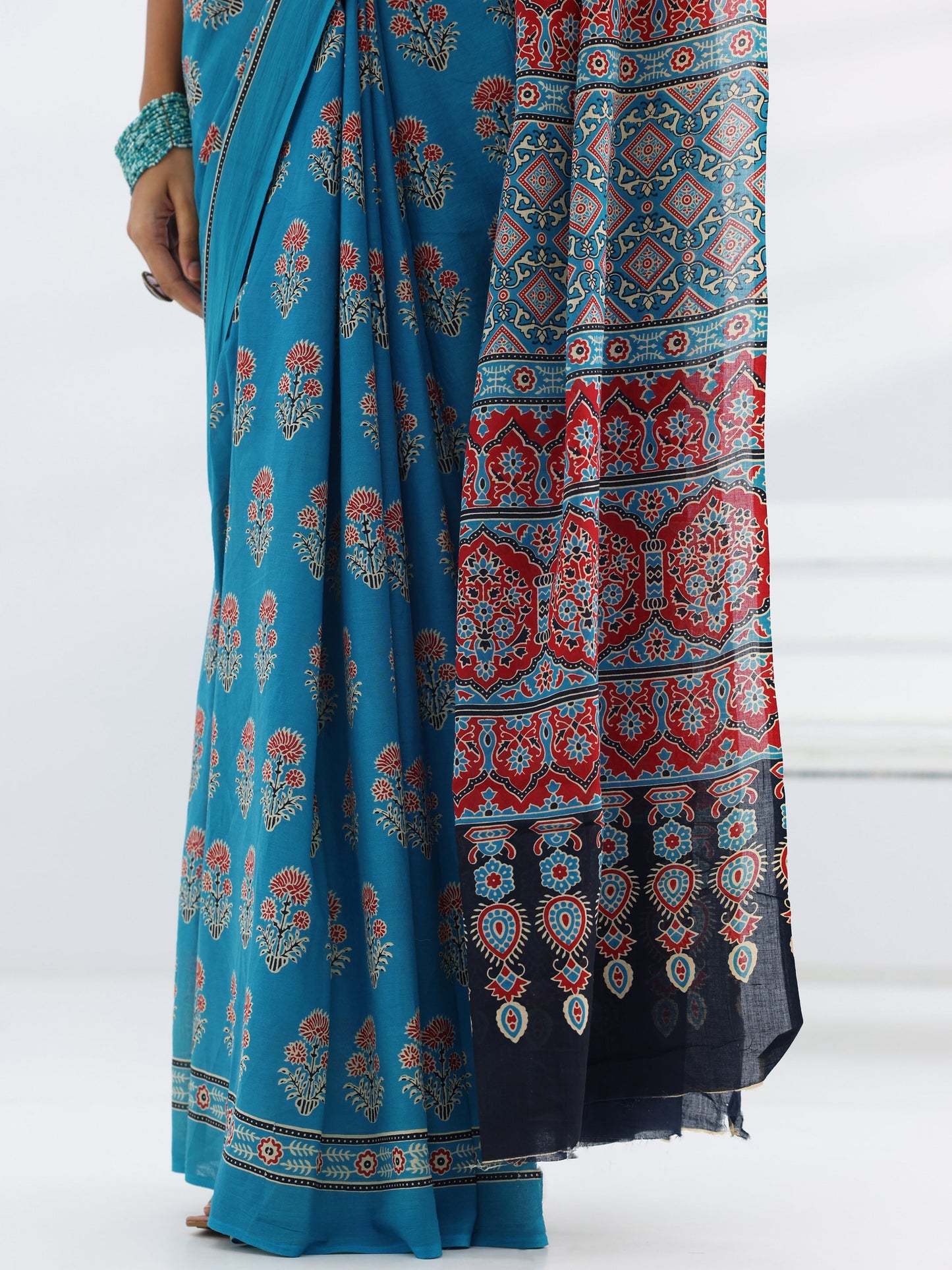 Turquoise Blue Printed Cotton Saree With Unstitched Blouse Piece