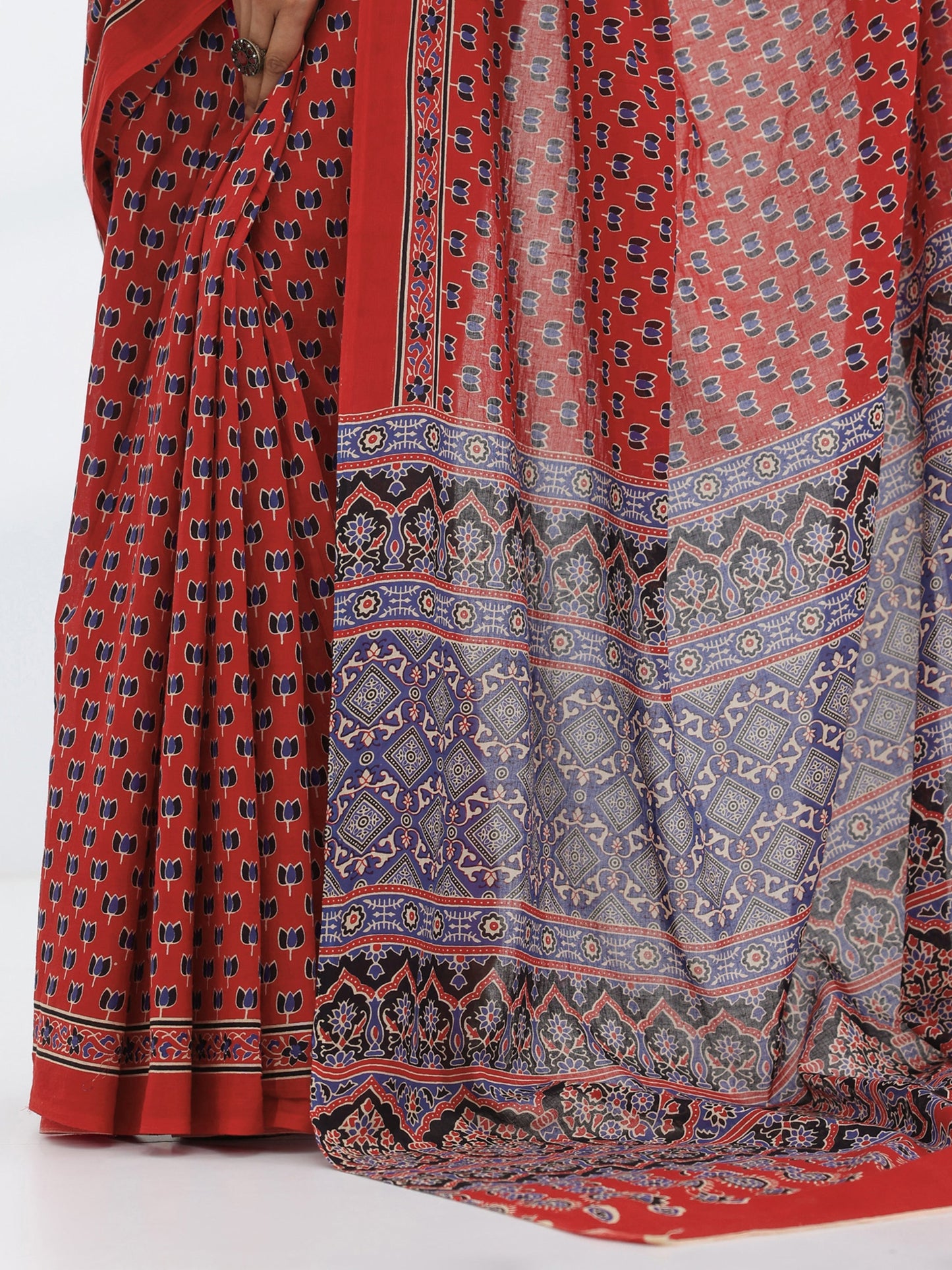 Red Printed Cotton Saree With Unstitched Blouse Piece