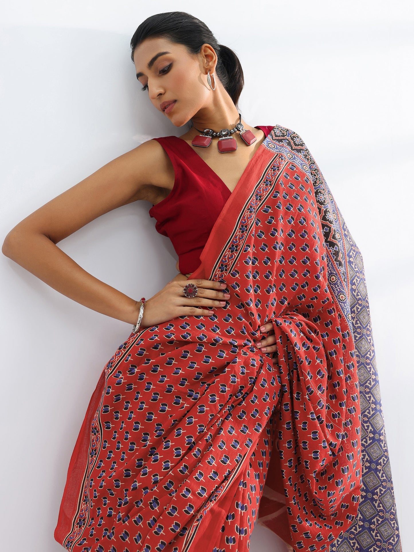 Red Printed Cotton Saree With Unstitched Blouse Piece