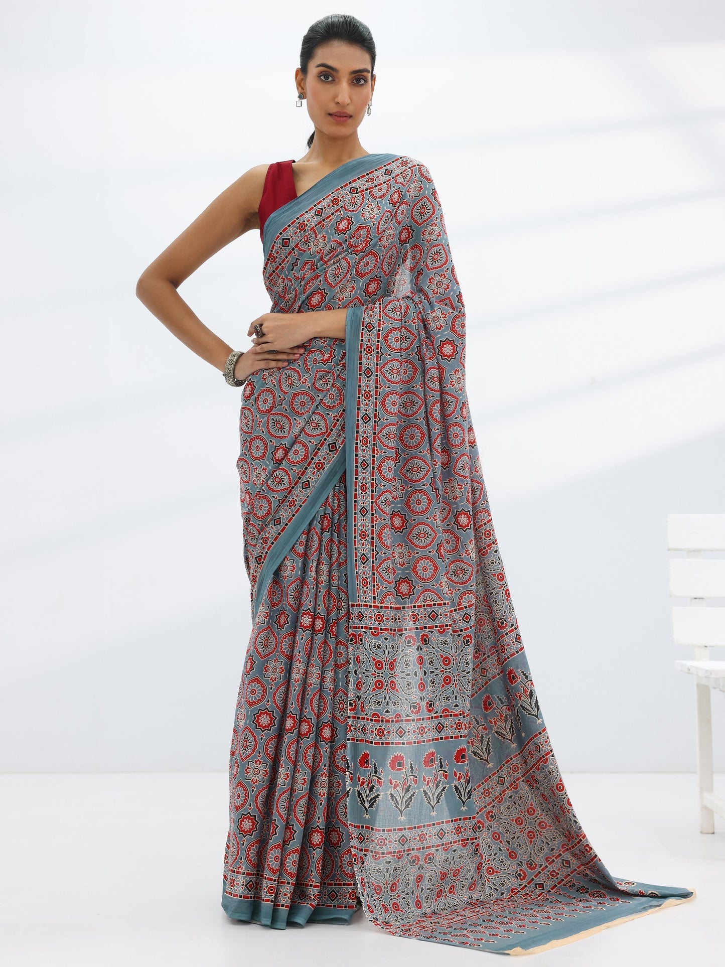 Grey Printed Cotton Saree With Unstitched Blouse Piece