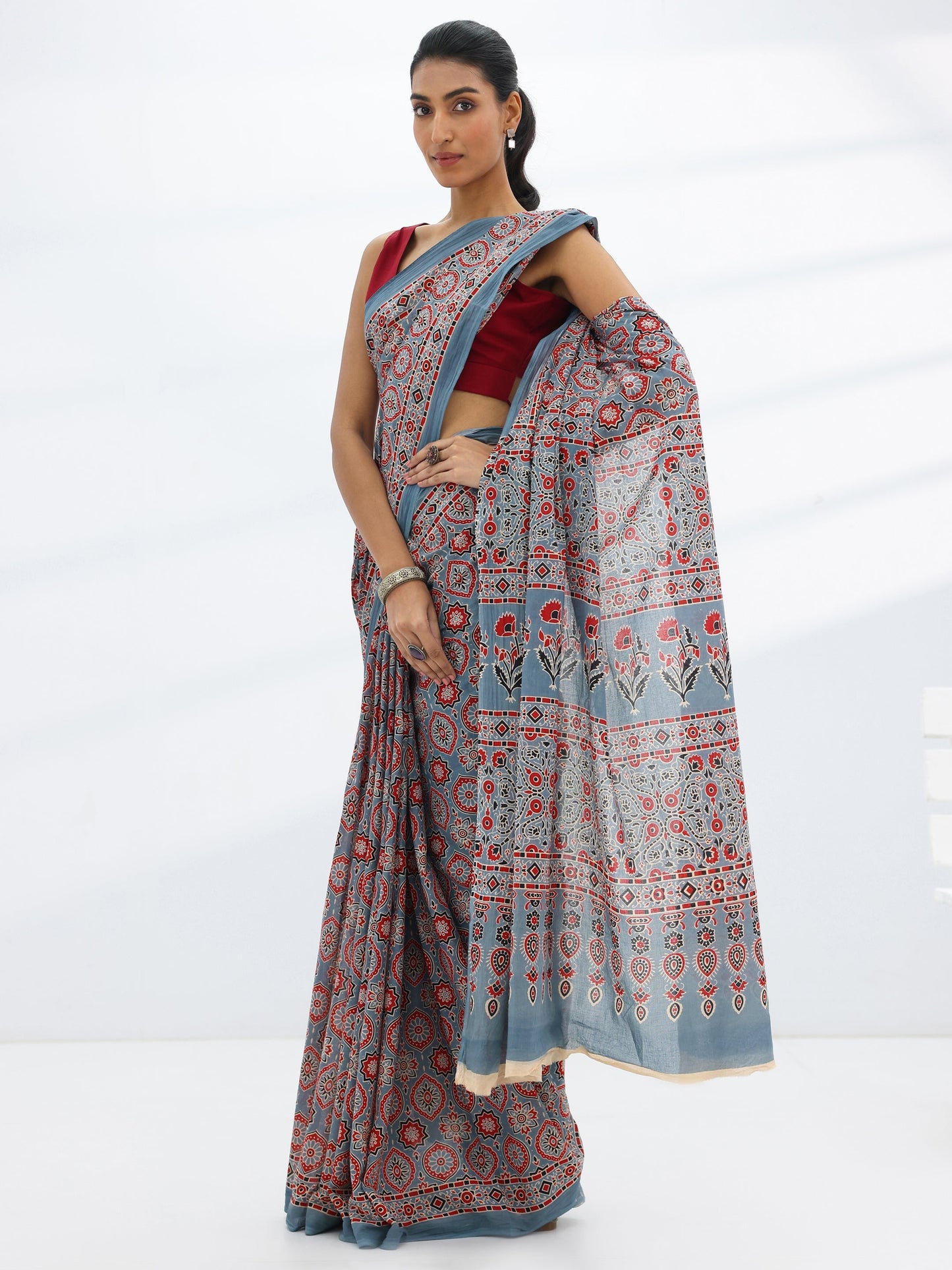 Grey Printed Cotton Saree With Unstitched Blouse Piece
