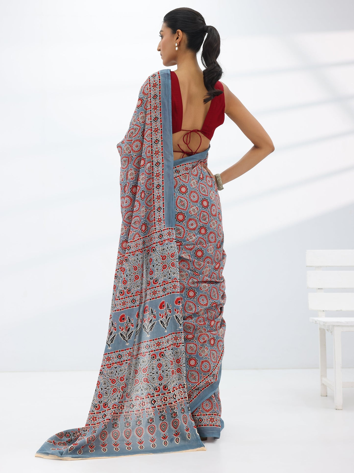 Grey Printed Cotton Saree With Unstitched Blouse Piece