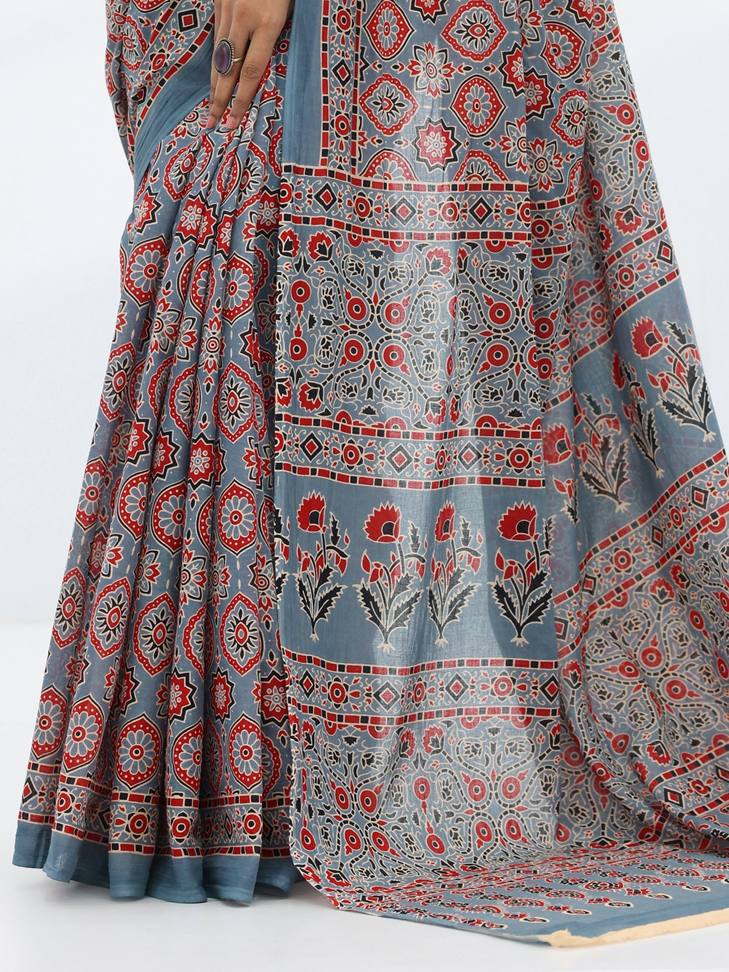 Grey Printed Cotton Saree With Unstitched Blouse Piece