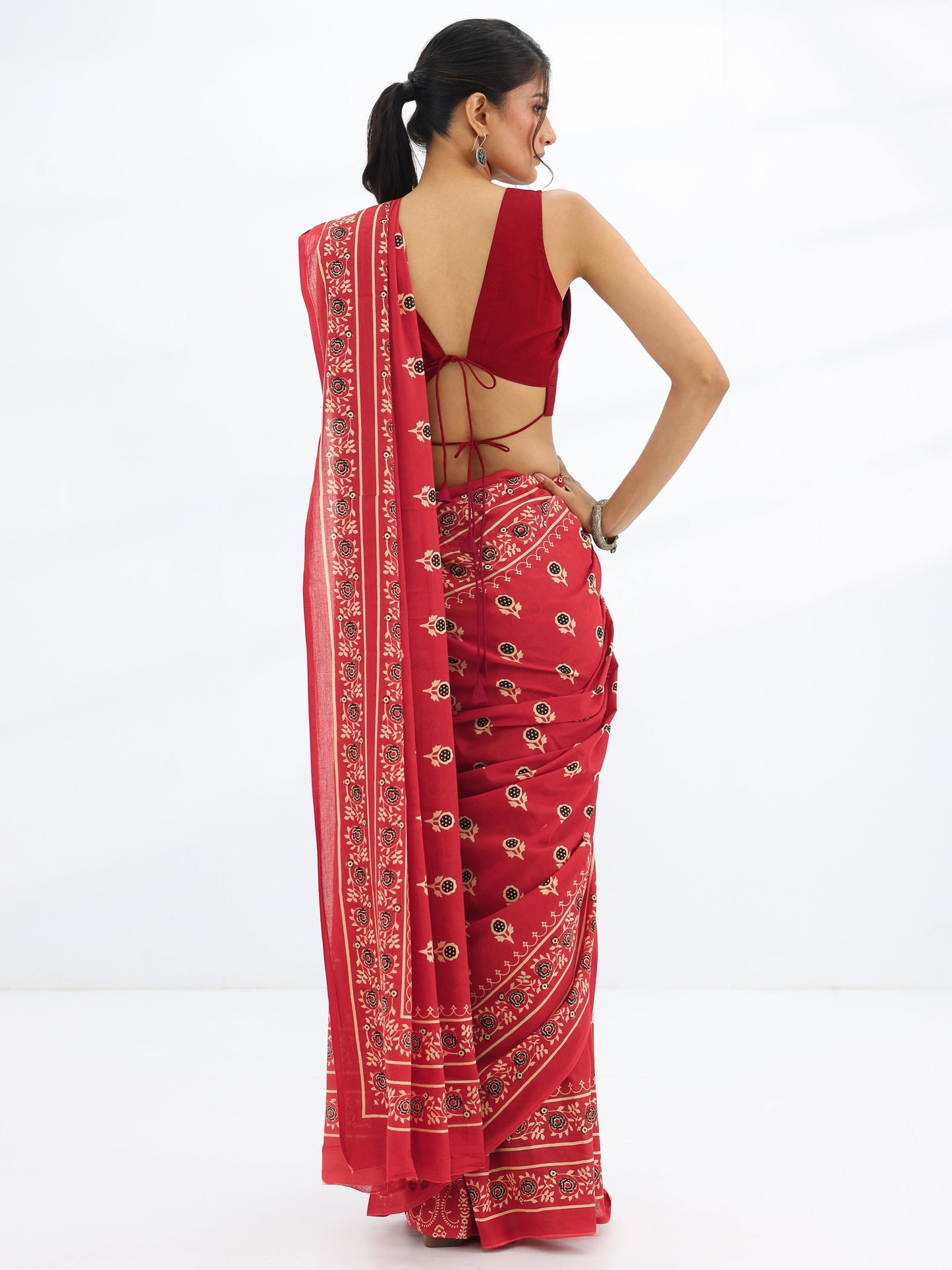 Red Solid Cotton Saree With Unstitched Blouse Piece