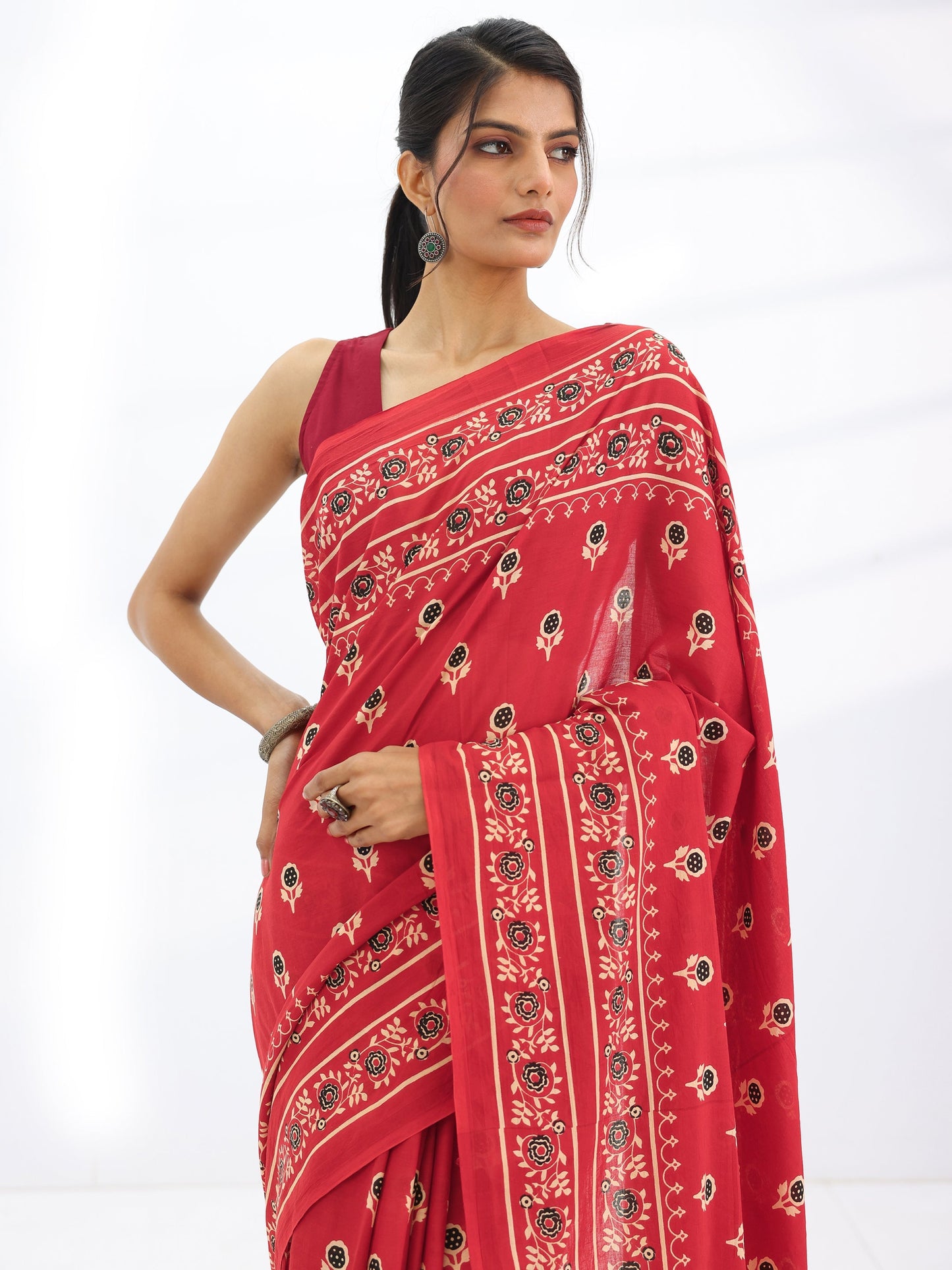 Red Solid Cotton Saree With Unstitched Blouse Piece