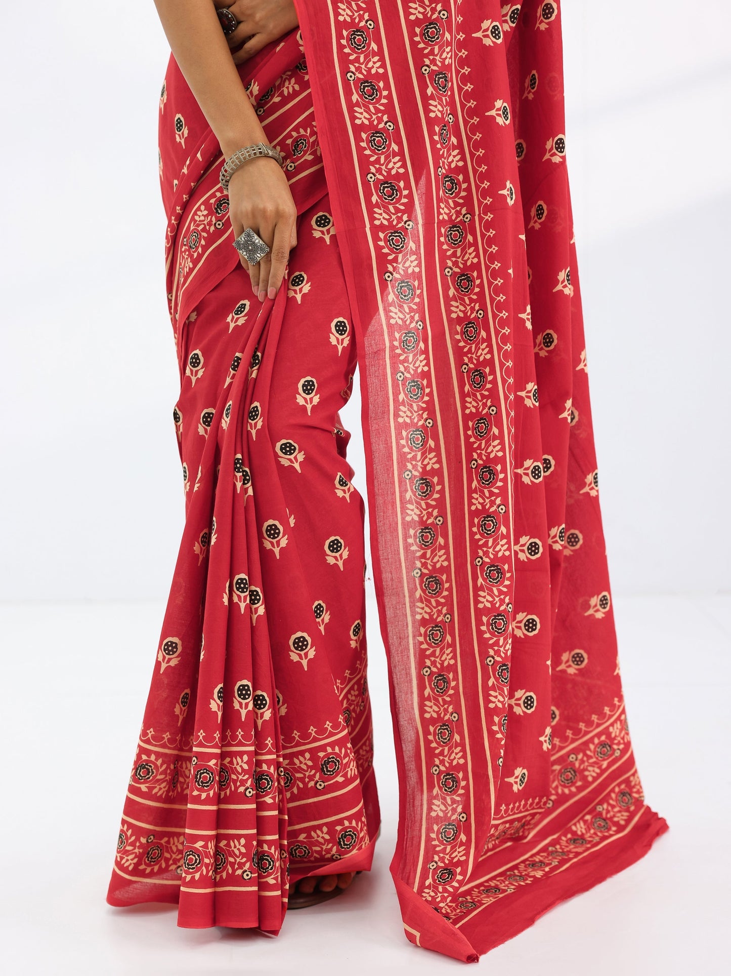 Red Solid Cotton Saree With Unstitched Blouse Piece