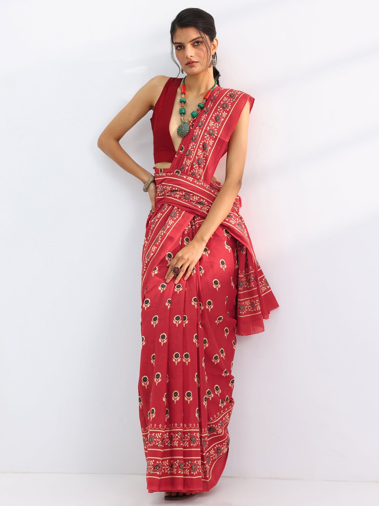 Red Solid Cotton Saree With Unstitched Blouse Piece