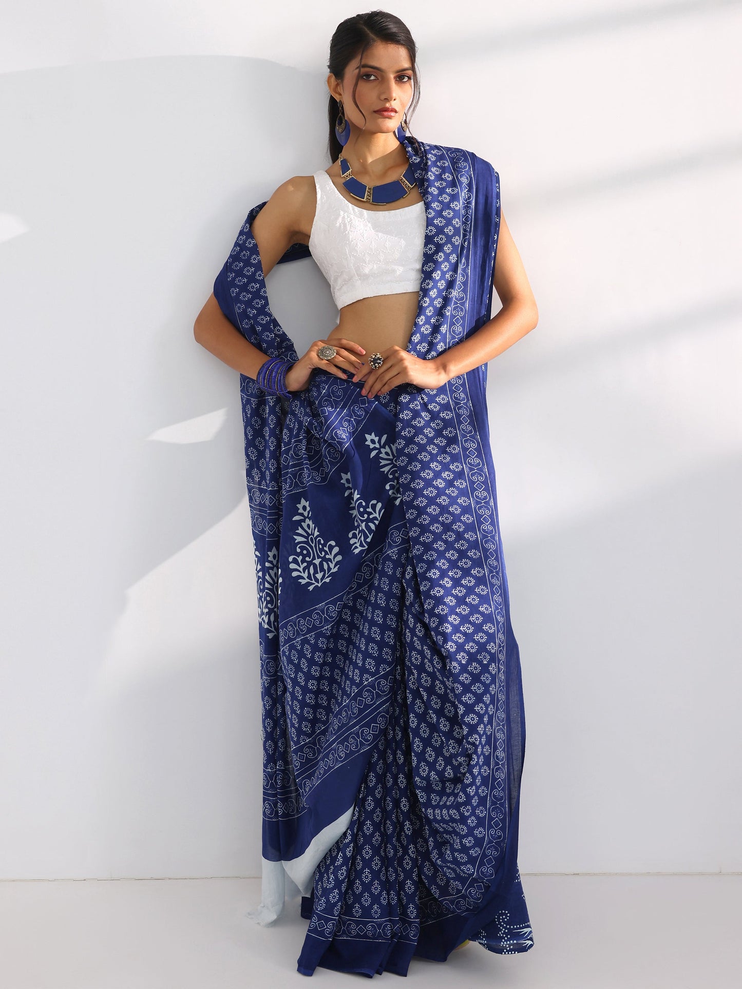 Blue Solid Cotton Saree With Unstitched Blouse Piece