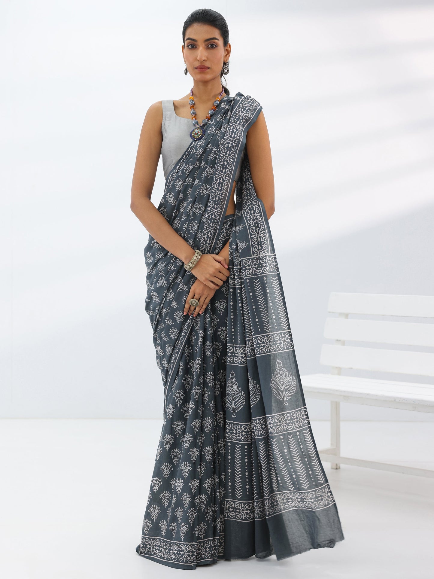 Grey Printed Cotton Saree With Unstitched Blouse Piece