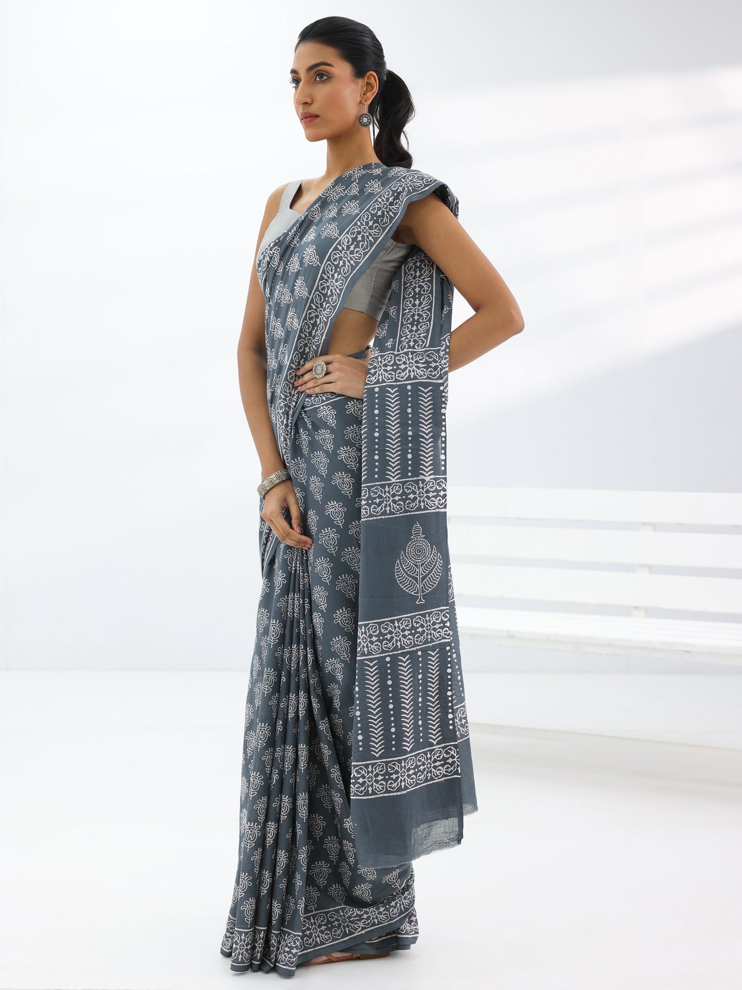 Grey Printed Cotton Saree With Unstitched Blouse Piece